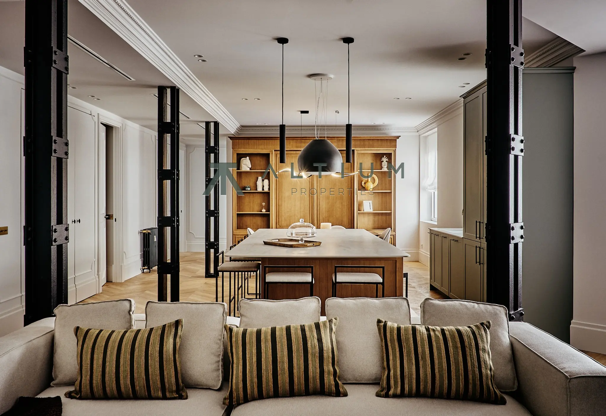 A fireplace, bay window and four bedrooms in Salamanca