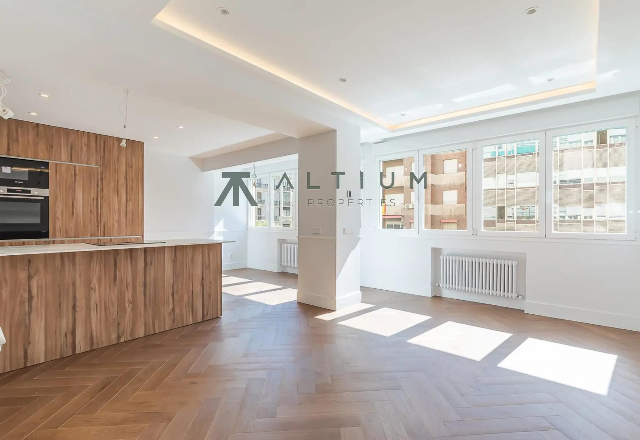 Piso de 2 dormitorios y 105 m2 en Barrio de Salamanca - Lista en venta — Finca clásica y vida urbana en La Latina
