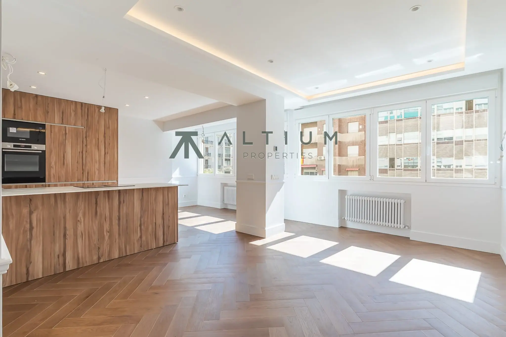 Piso de 2 dormitorios y 105 m2 en Barrio de Salamanca - Lista en venta — Finca clásica y vida urbana en La Latina