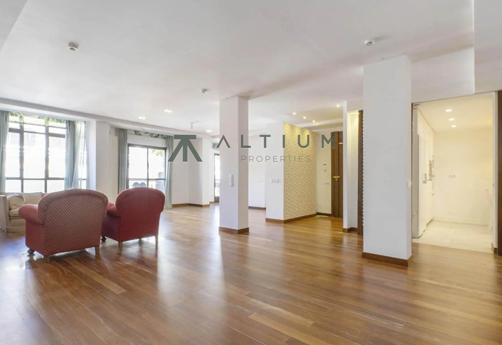 195 m², tres balcones y mucha luz en Goya