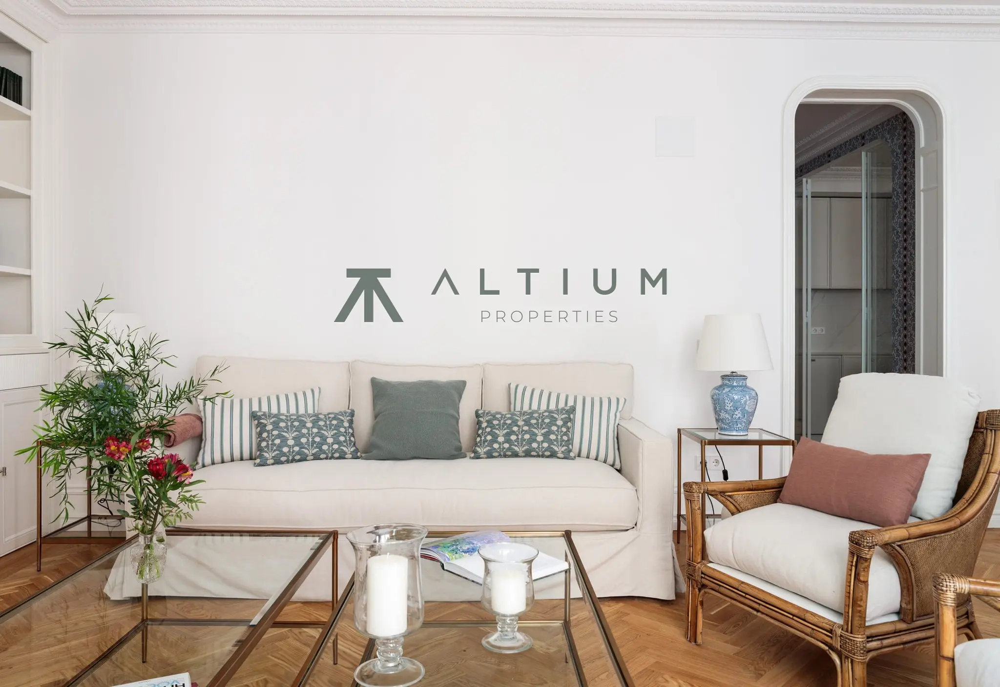 Luz sur y balcón en una gran vivienda de Almagro
