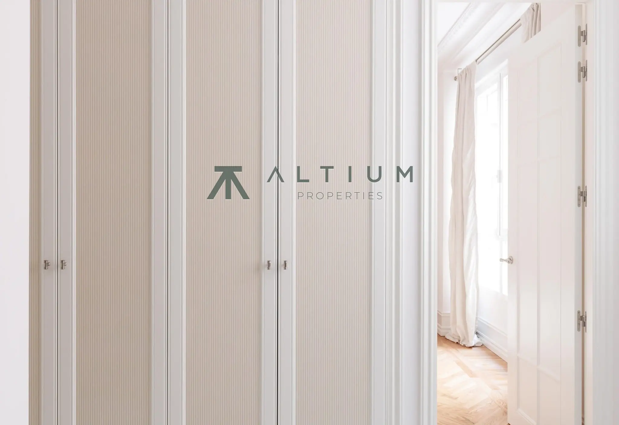 Luz sur y balcón en una gran vivienda de Almagro