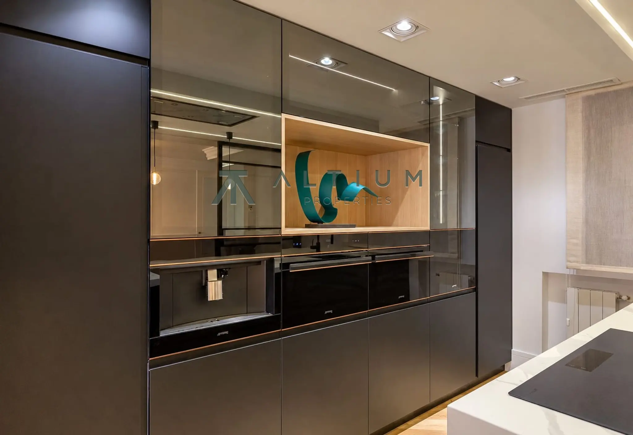 Tres suites, cocina flexible y dos plazas de garaje en Castellana
