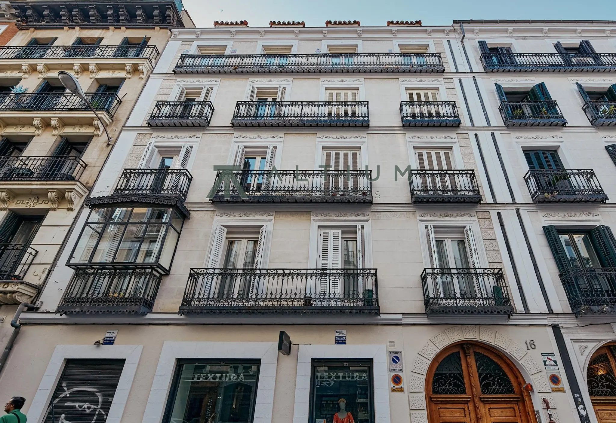 South-east light, private parking and quiet interiors in Justicia