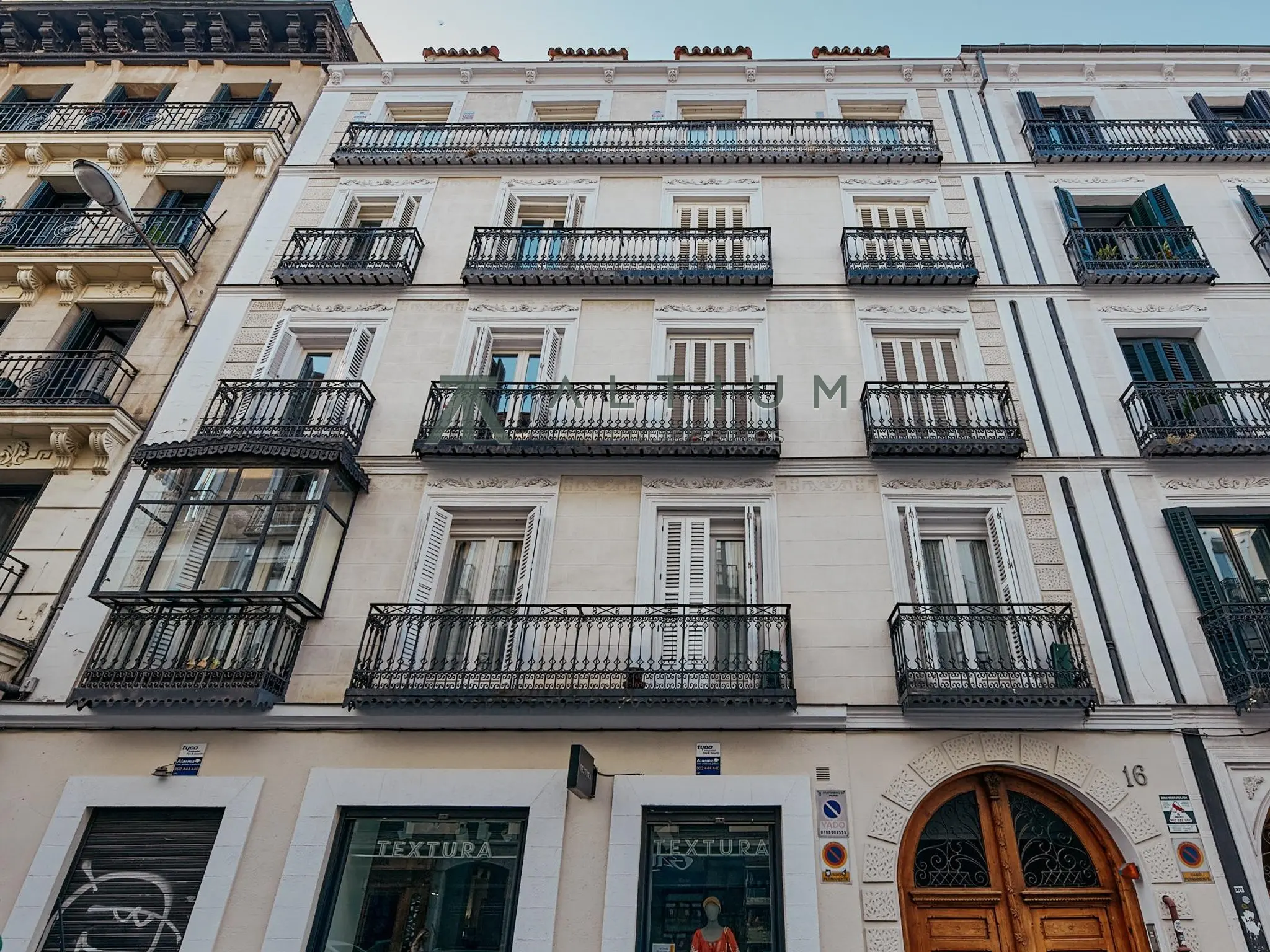 South-east light, private parking and quiet interiors in Justicia