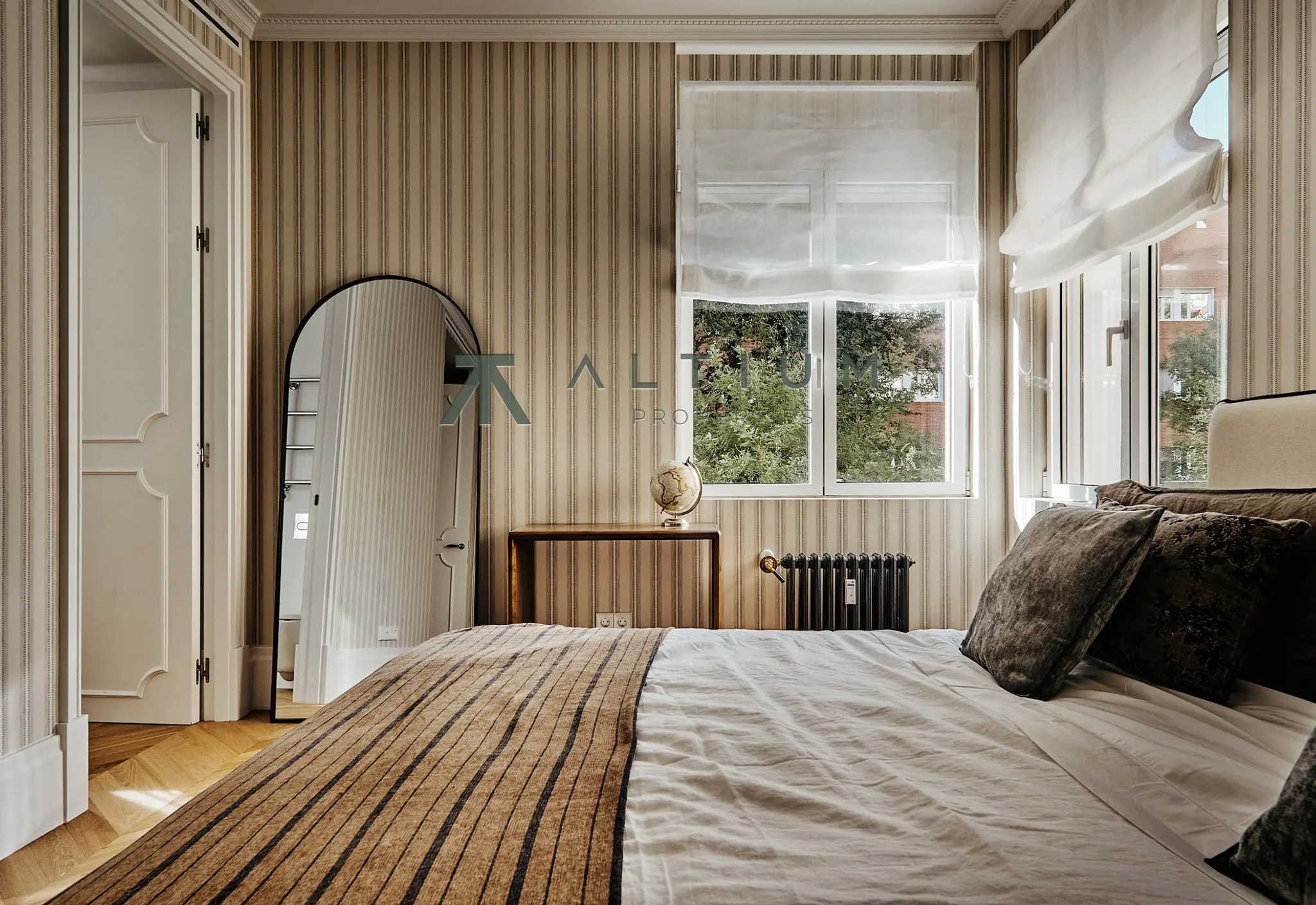 A fireplace, bay window and four bedrooms in Salamanca