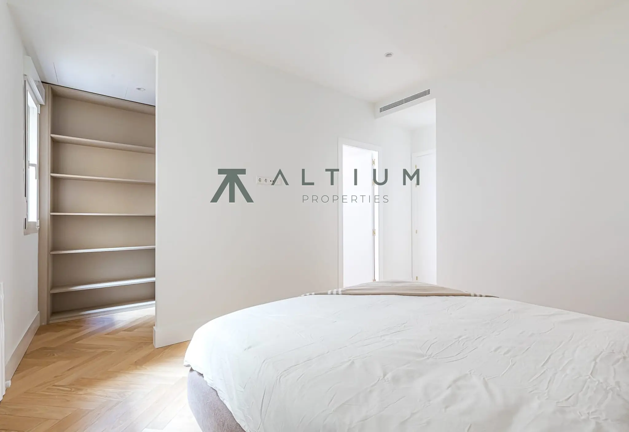 Interior en Malasaña — Amplitud y vida cultural en Universidad (45 de 49)