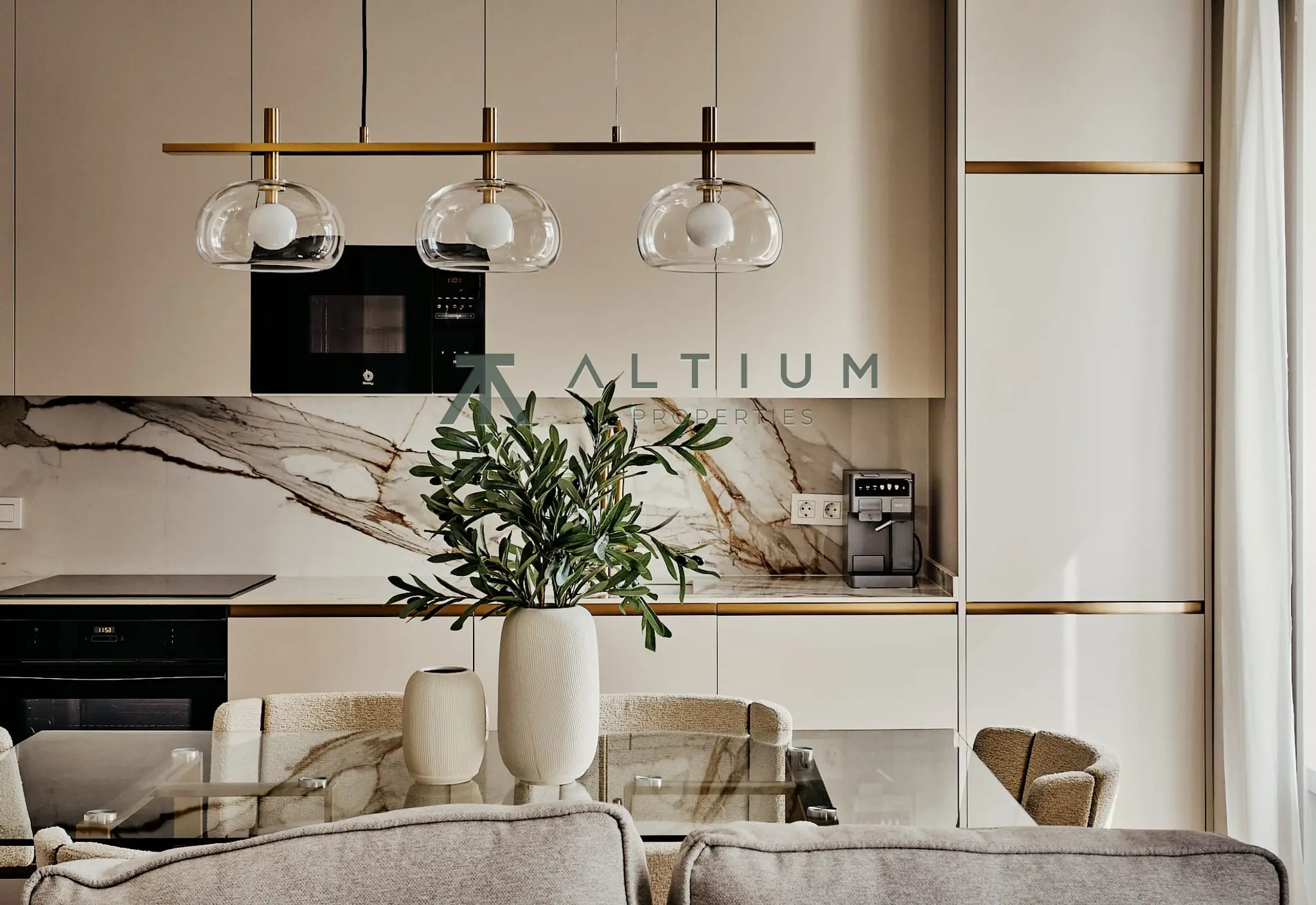 Quinta planta, luz de tarde y balcón en Lista