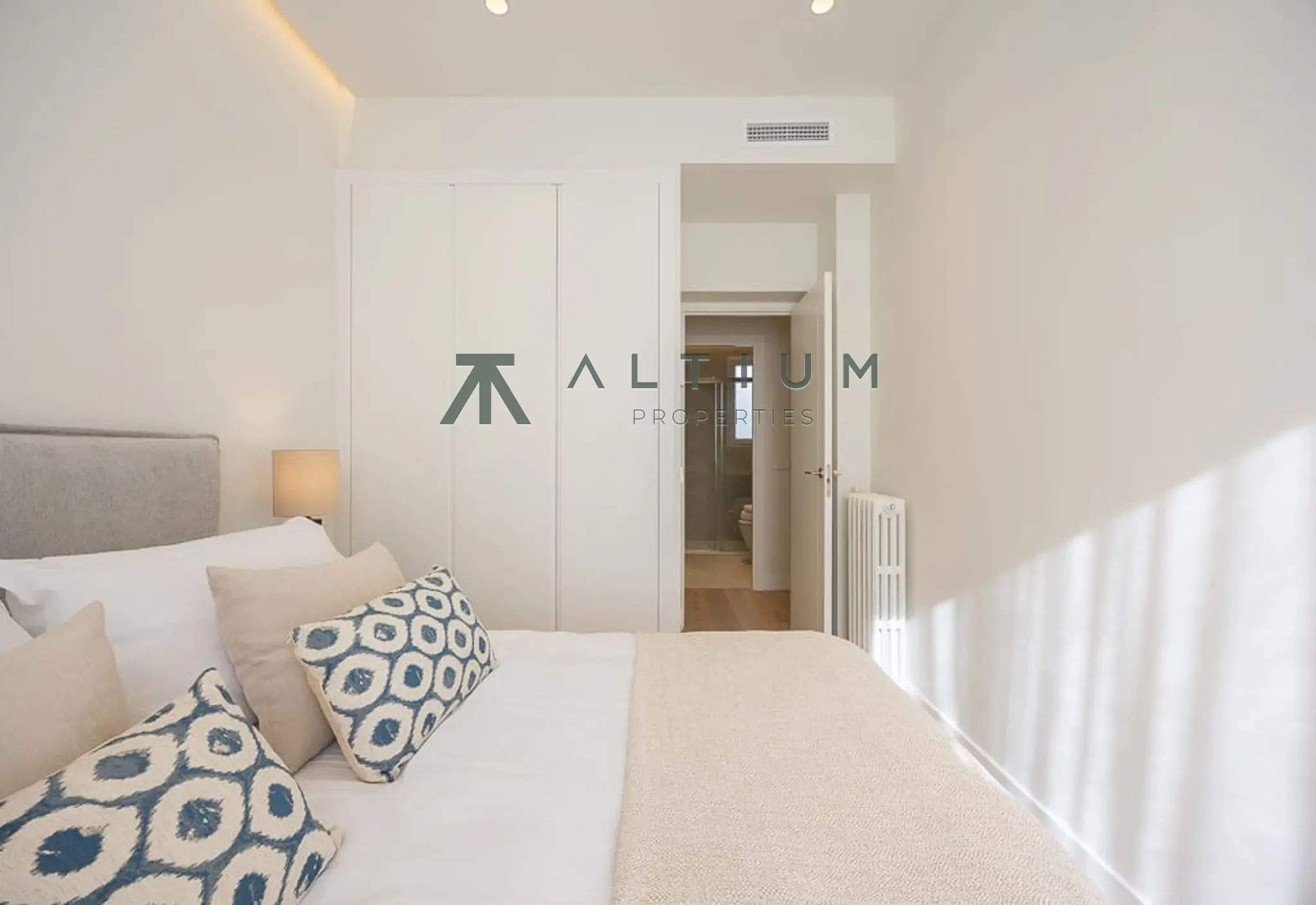 Quinta planta, luz de mañana y reforma a estrenar en Ibiza