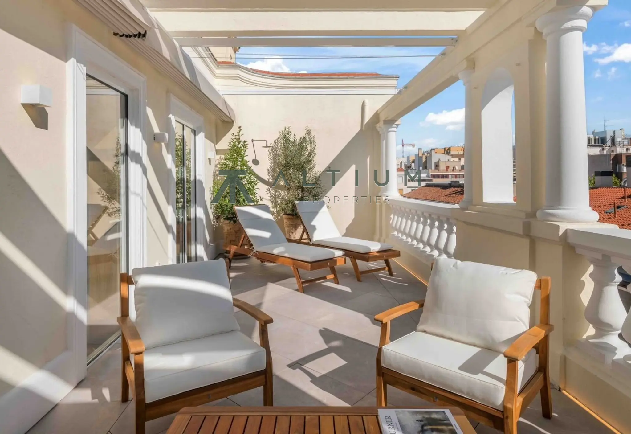 26 m² de terraza sobre los tejados de Recoletos