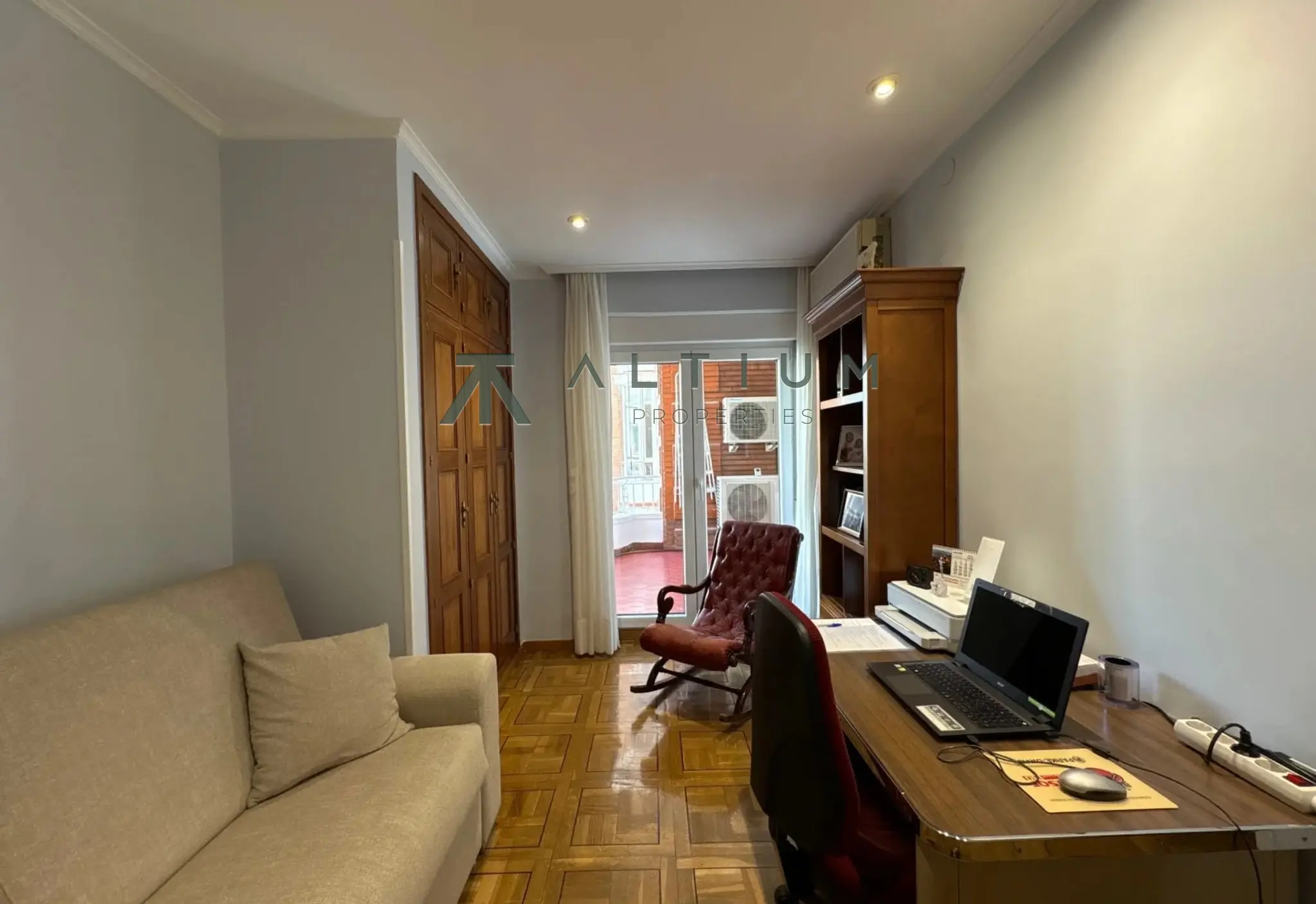 Terraza, boiserie y espiga en una tercera planta de Salamanca