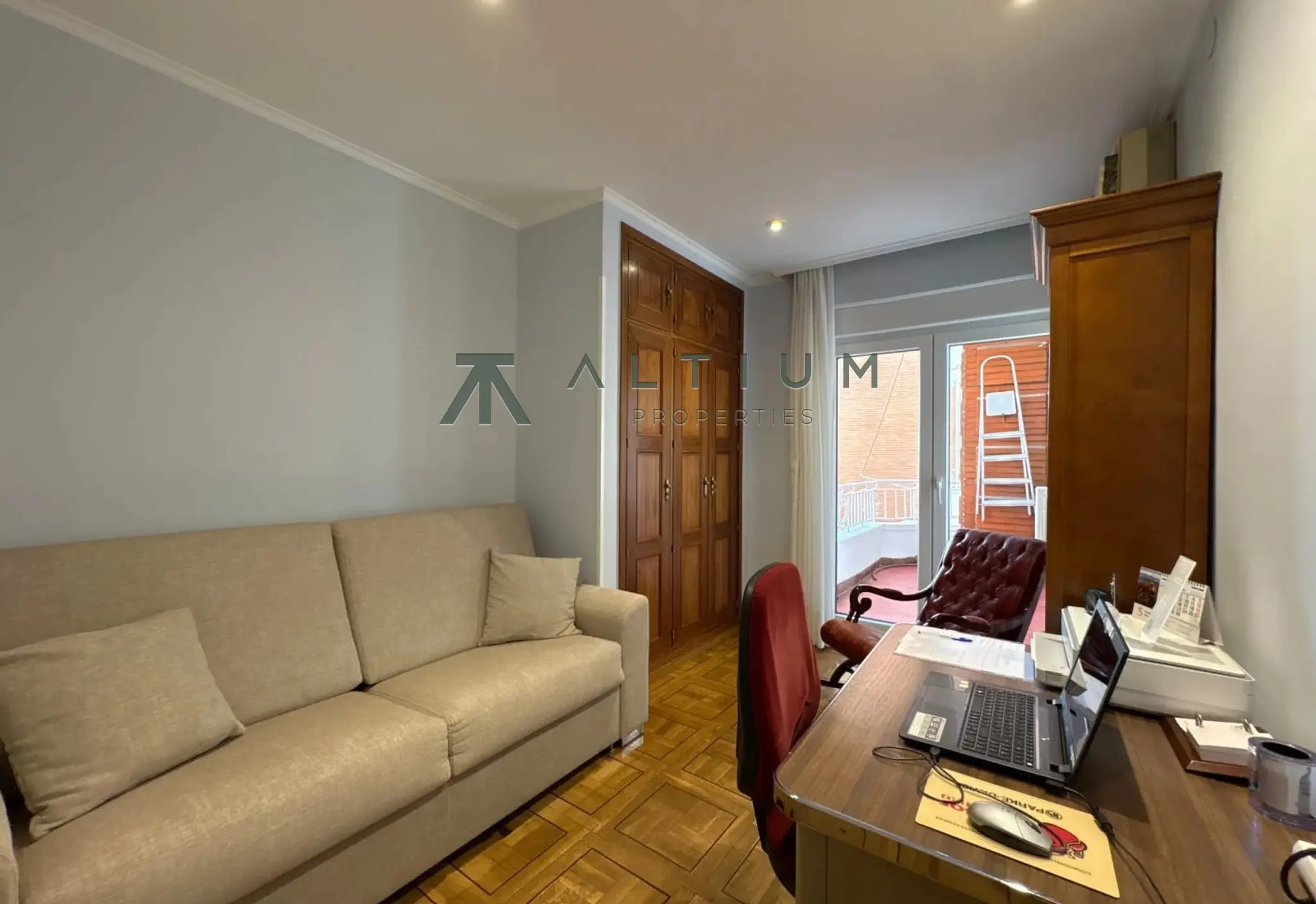 Terraza, boiserie y espiga en una tercera planta de Salamanca