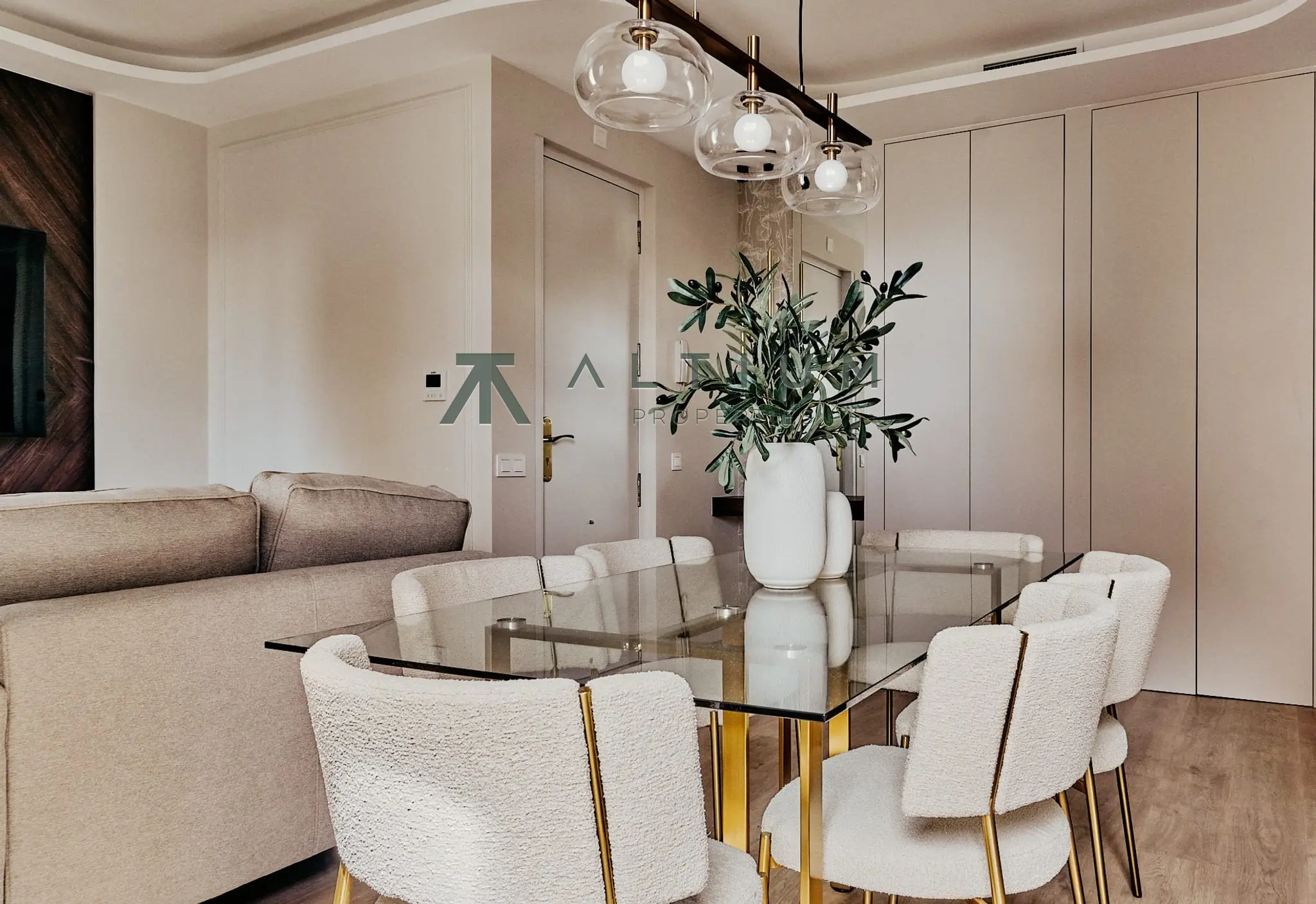 Quinta planta, luz de tarde y balcón en Lista