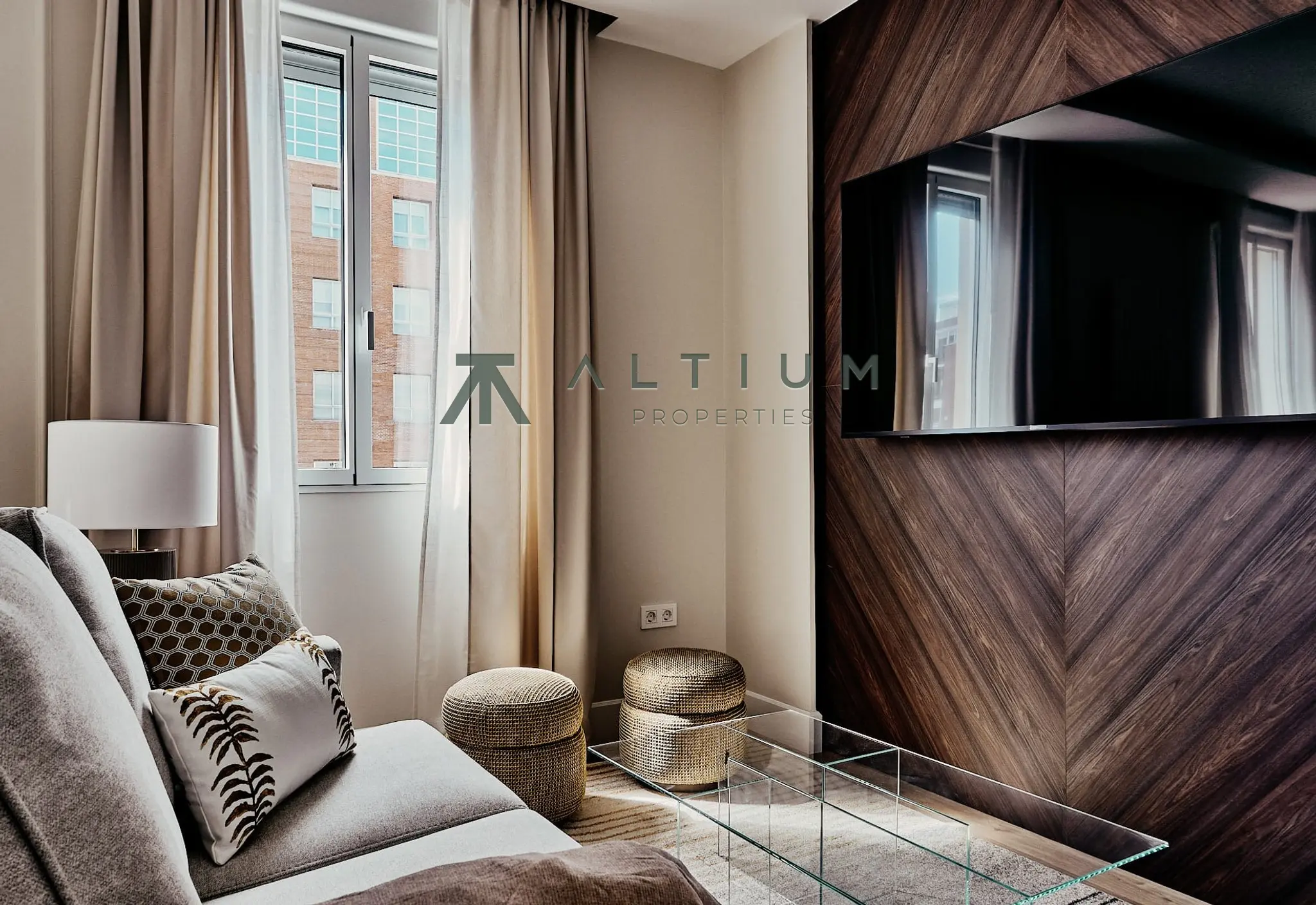 Quinta planta, luz de tarde y balcón en Lista