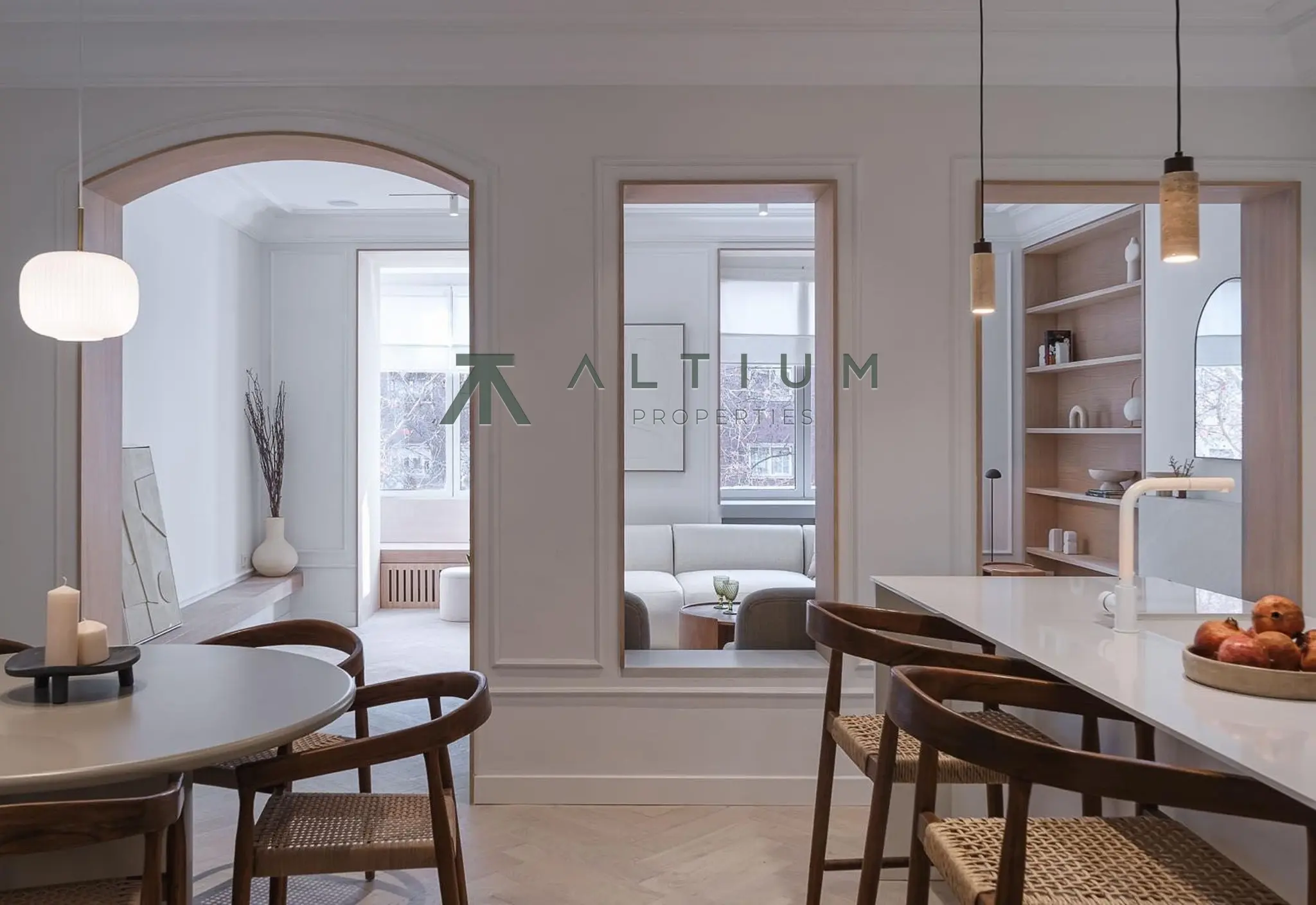 Chimenea, mirador y arcos en una vivienda de diseño