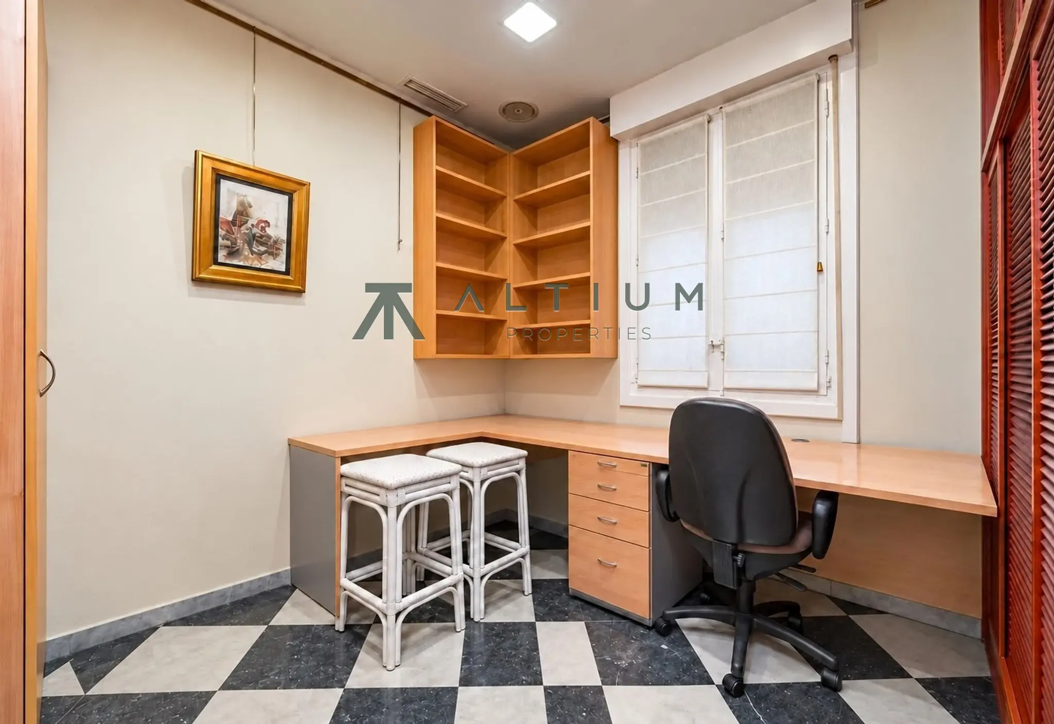 Esquina, miradores y vidrieras en una gran vivienda de Castellana