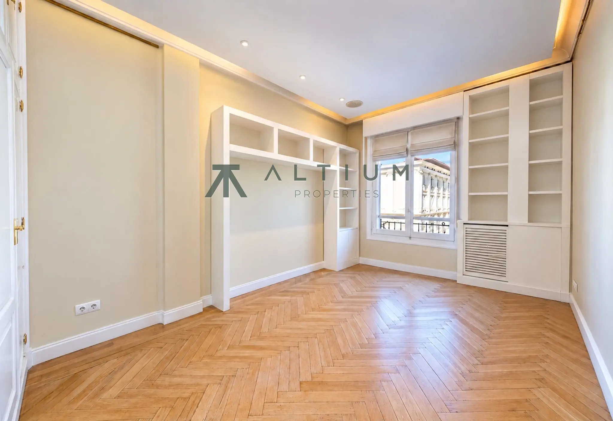Esquina, miradores y vidrieras en una gran vivienda de Castellana