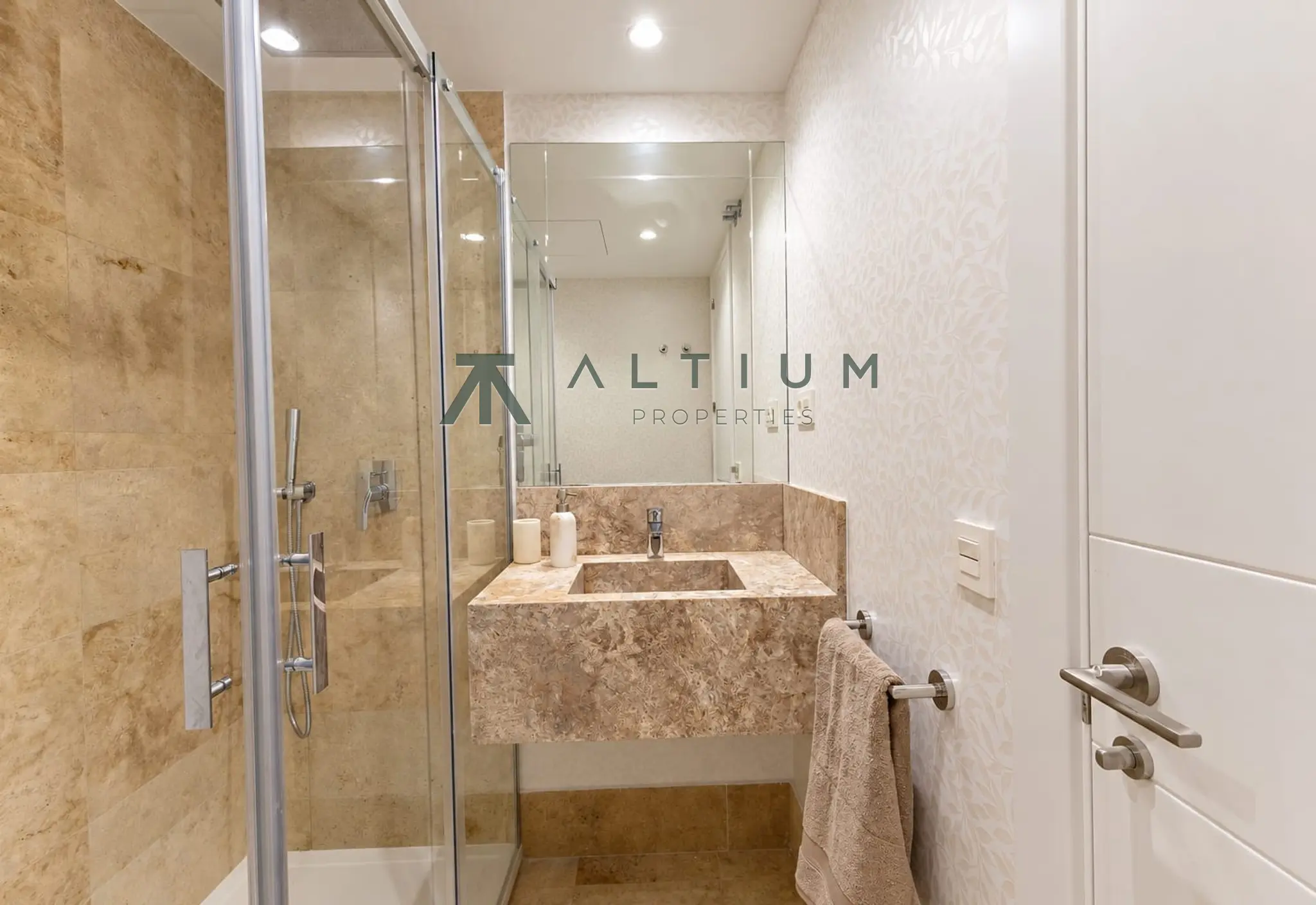 Tres suites, cocina flexible y dos plazas de garaje en Castellana