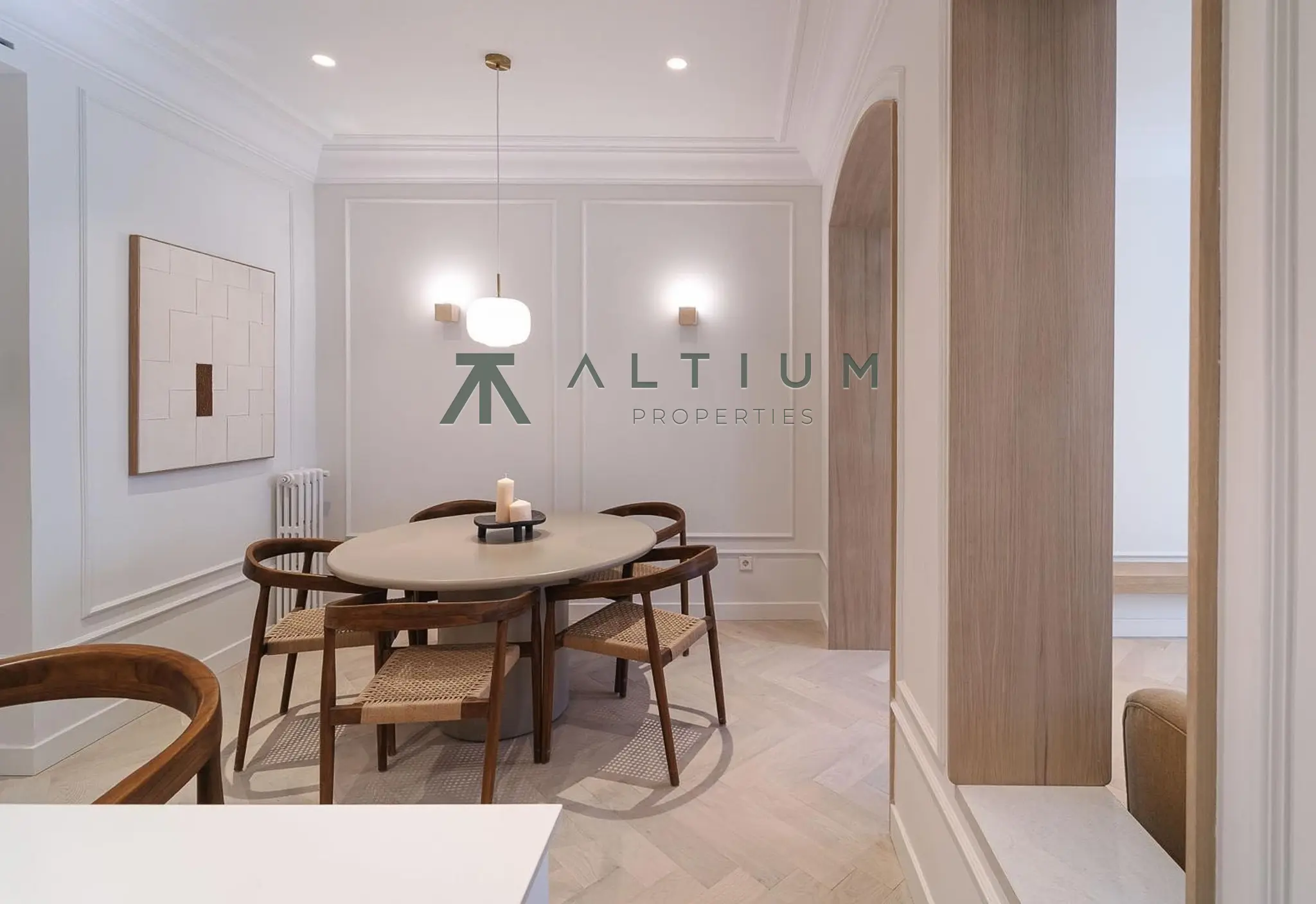 Chimenea, mirador y arcos en una vivienda de diseño