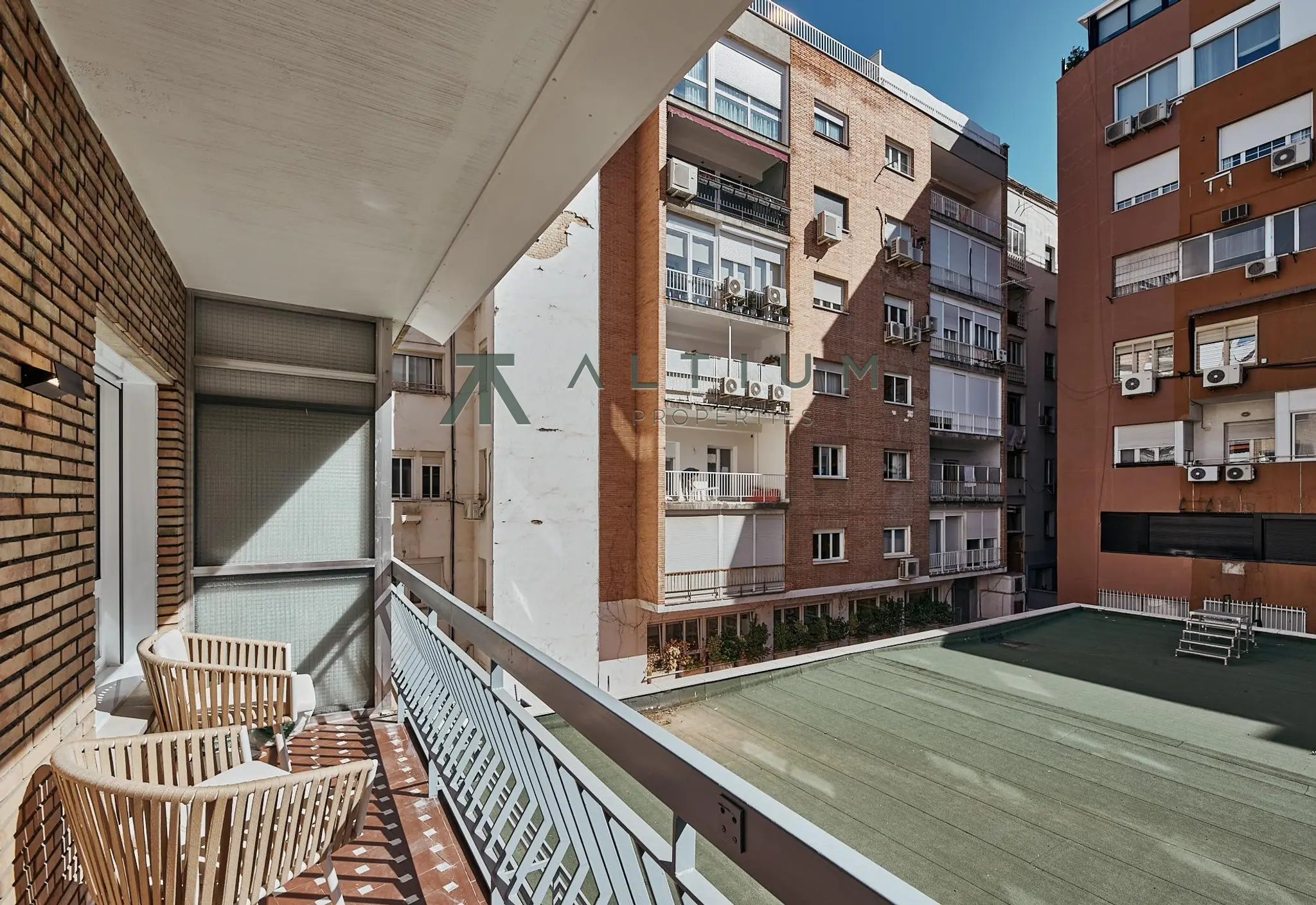 Garaje, trastero y una casa que funciona