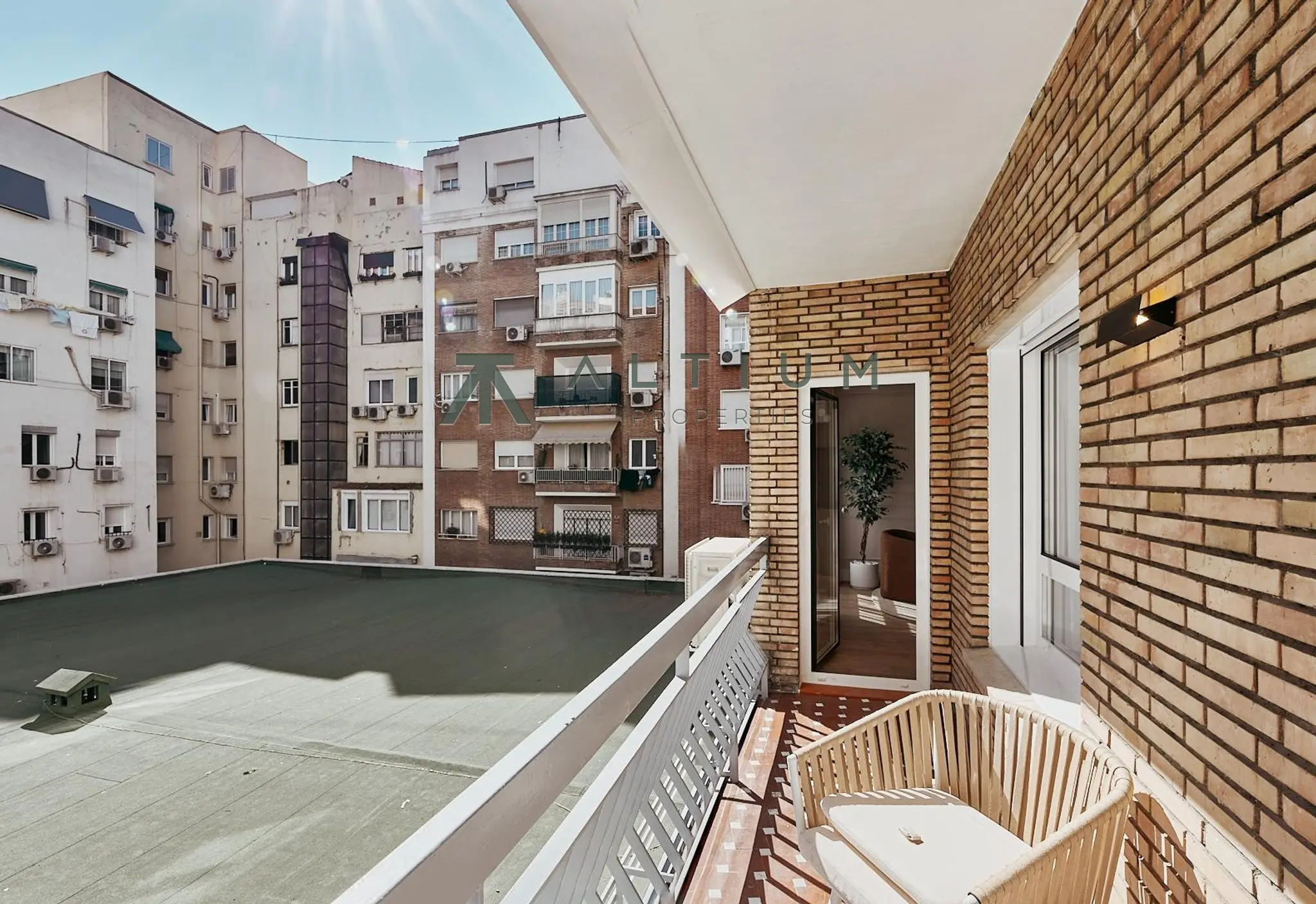 Garaje, trastero y una casa que funciona
