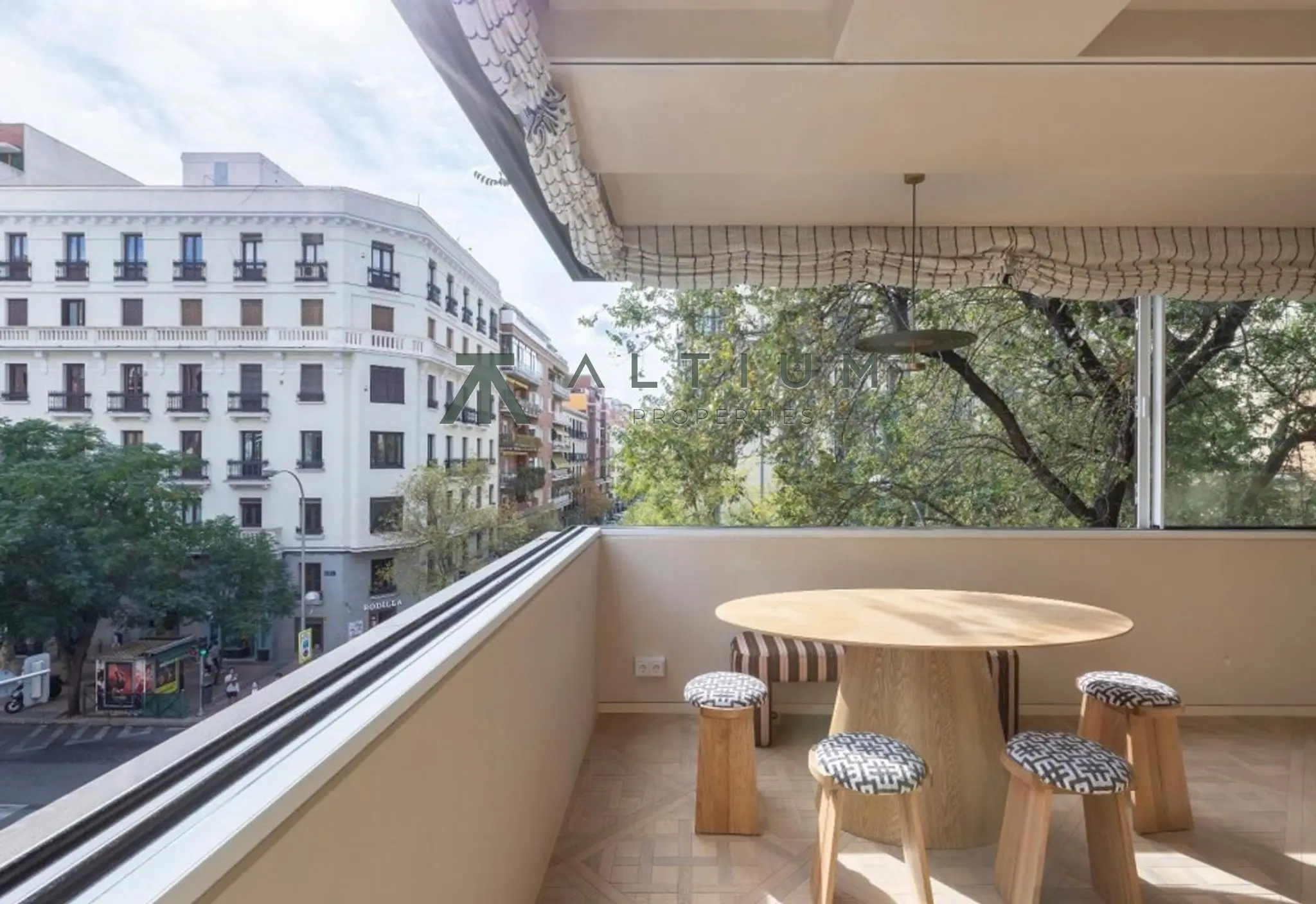 Interior en Castellana — Amplitud, terraza y vida sofisticada en Castellana (6 de 14)