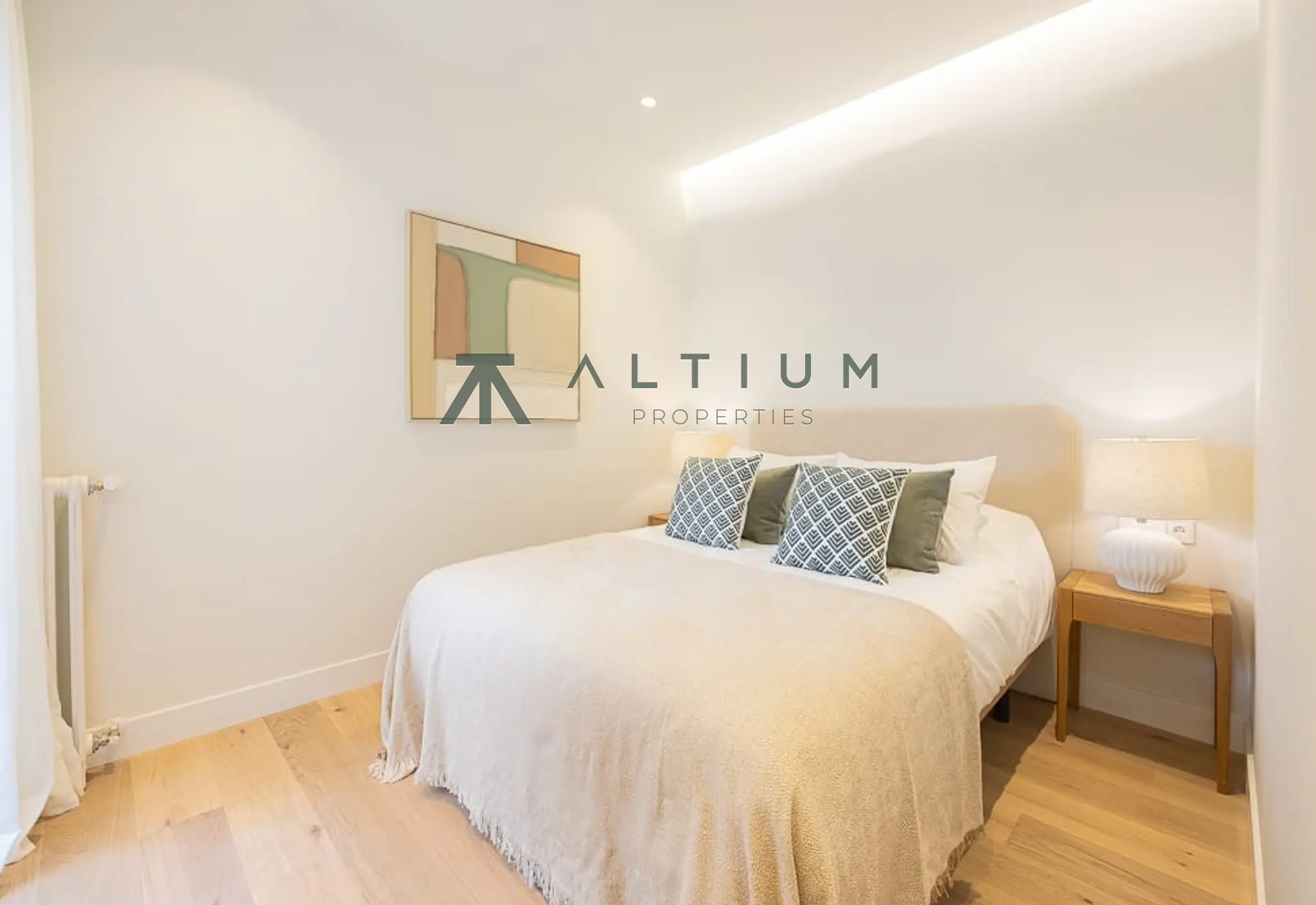 Quinta planta, luz de mañana y reforma a estrenar en Ibiza