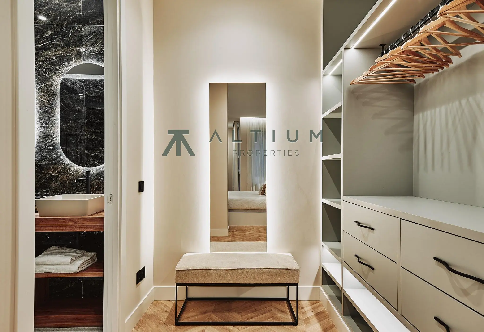 Tres balcones de vida urbana junto a Sol