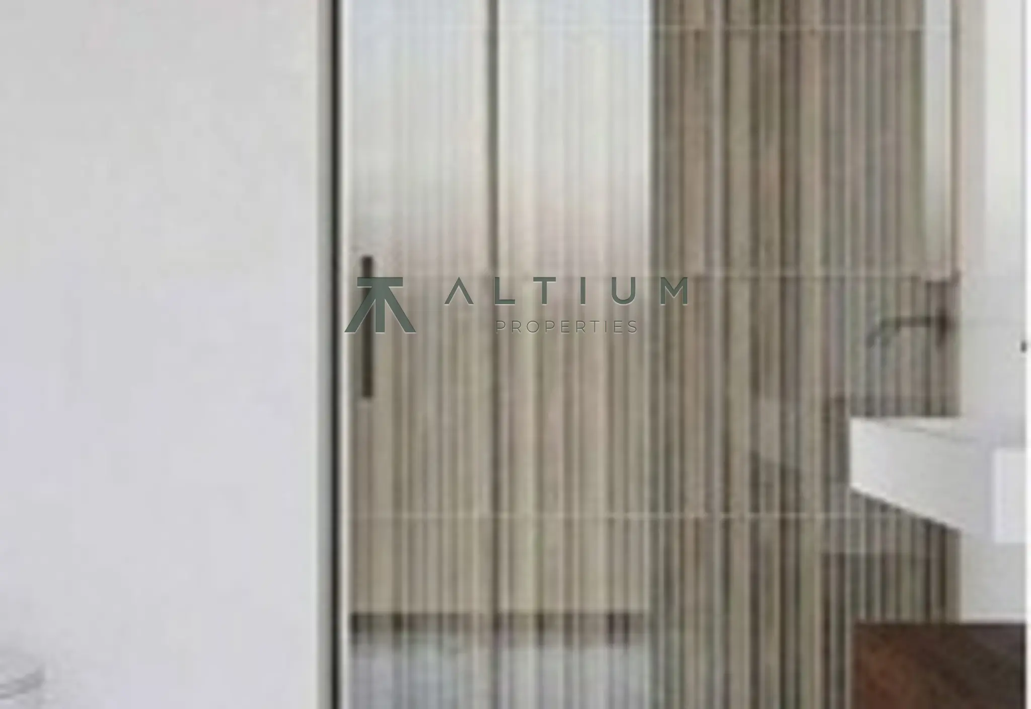 Una planta completa con tres balcones en Justicia