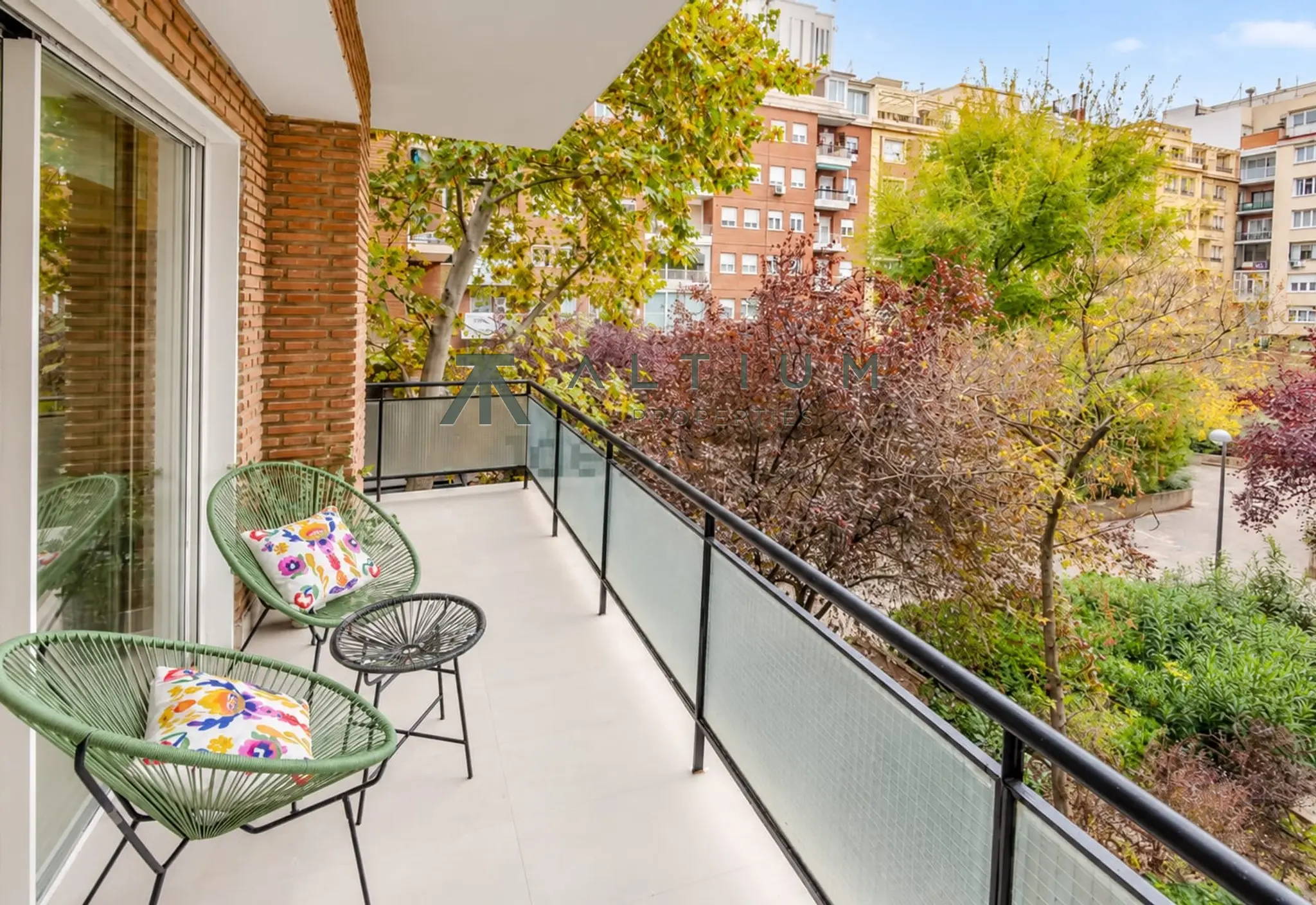Terraza y dos plazas de garaje en Niño Jesús