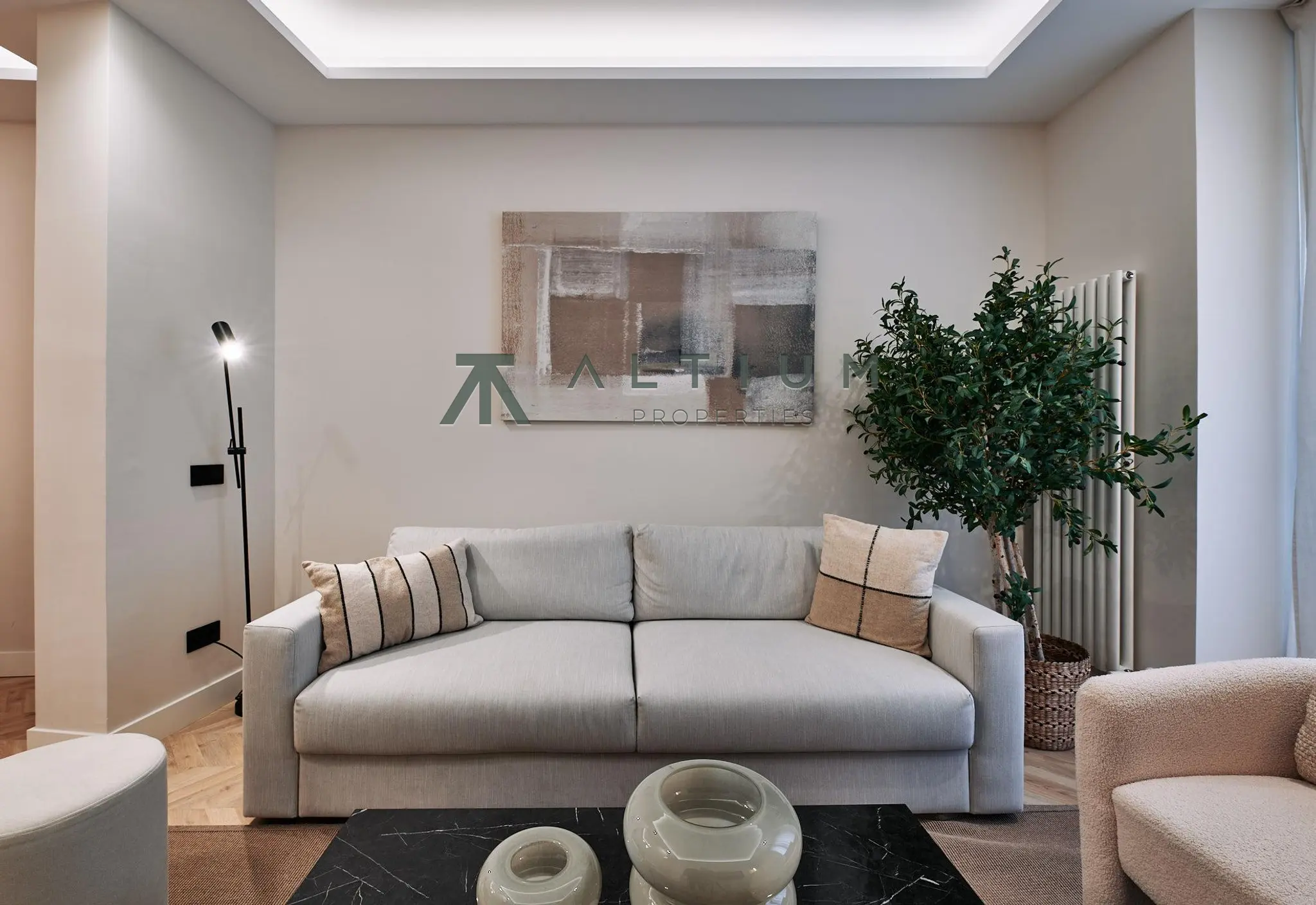 Tres balcones de vida urbana junto a Sol