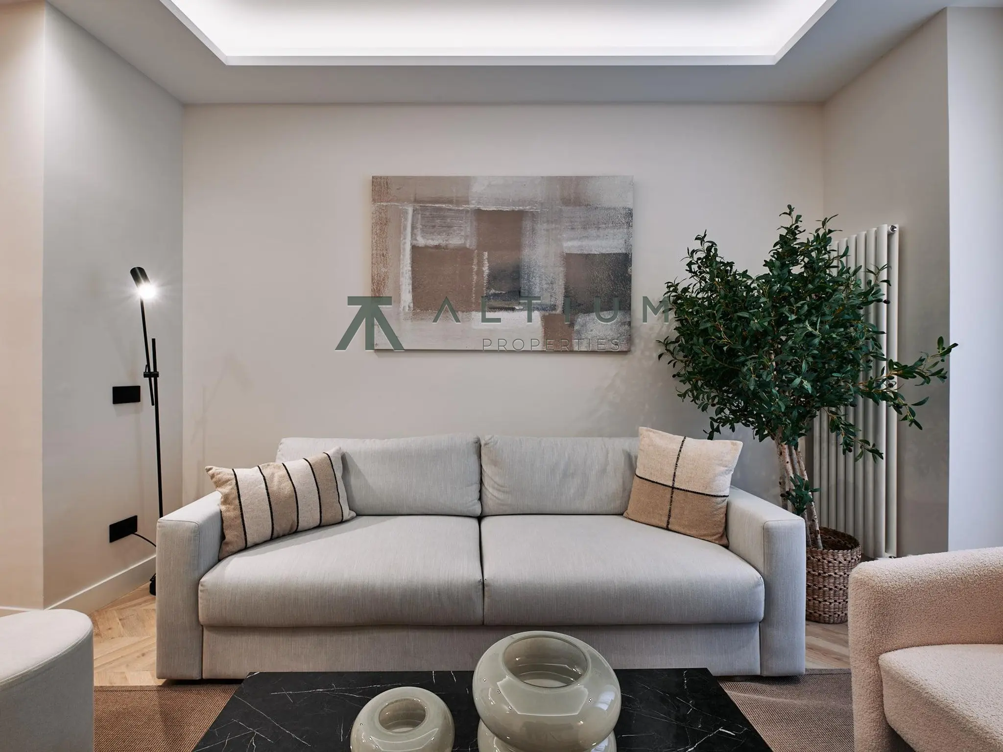 Tres balcones de vida urbana junto a Sol