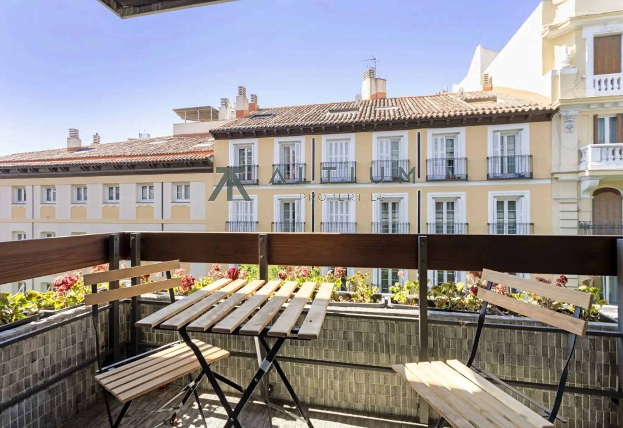 Una terraza sobre las fachadas clásicas de Recoletos