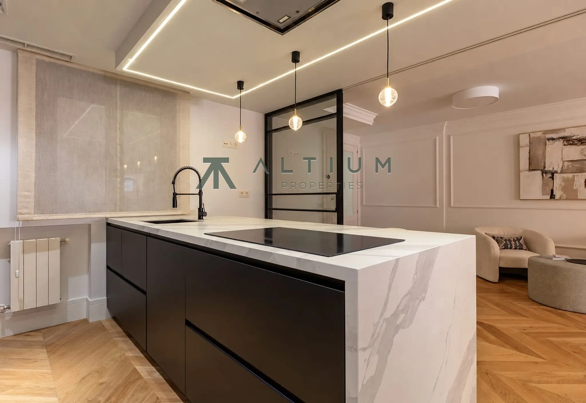 Tres suites, cocina flexible y dos plazas de garaje en Castellana