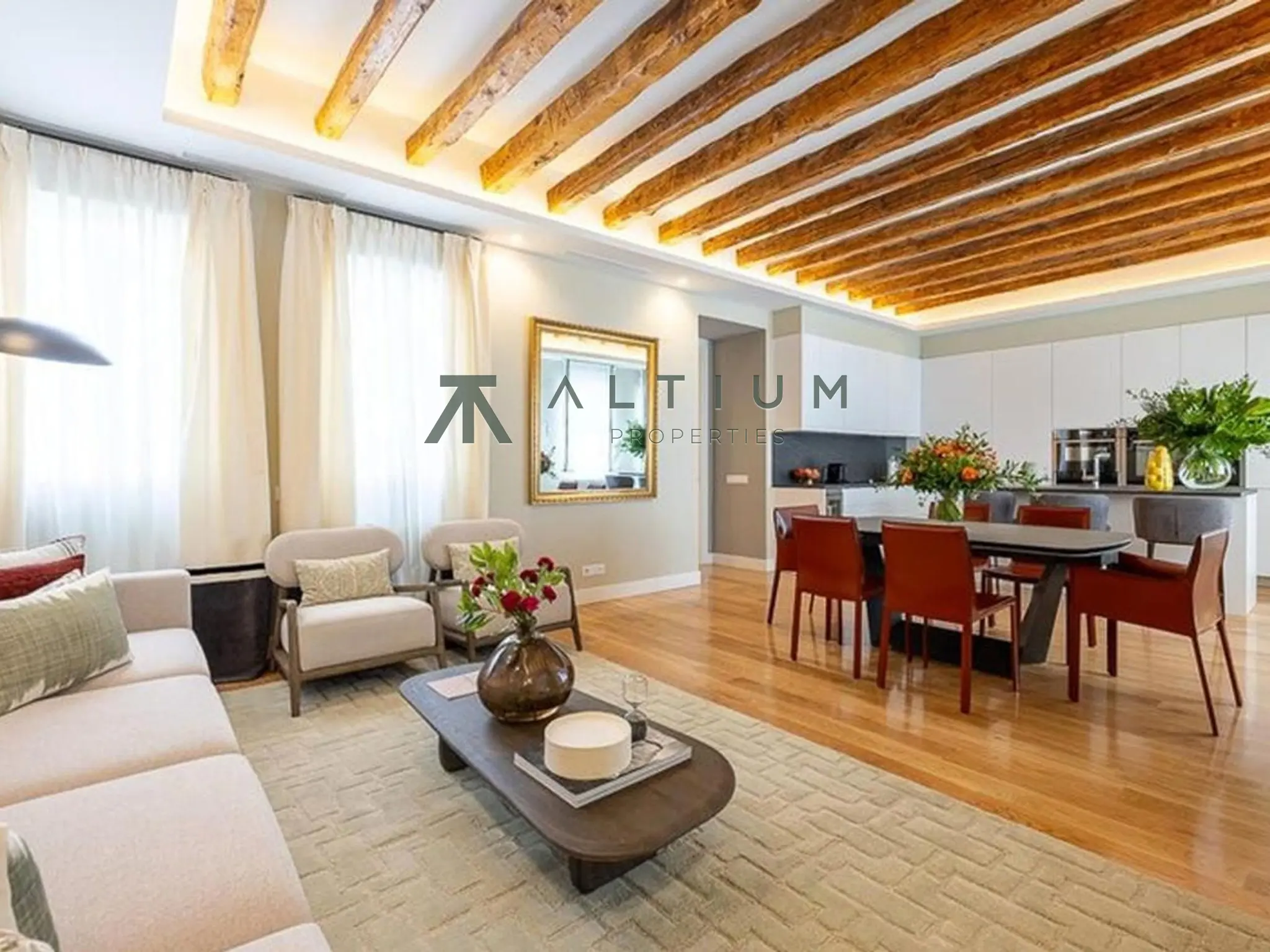 Atico de 3 dormitorios y 194 m2 en Barrio de Salamanca - Recoletos en venta — Techos altos y carácter clásico en Recoletos
