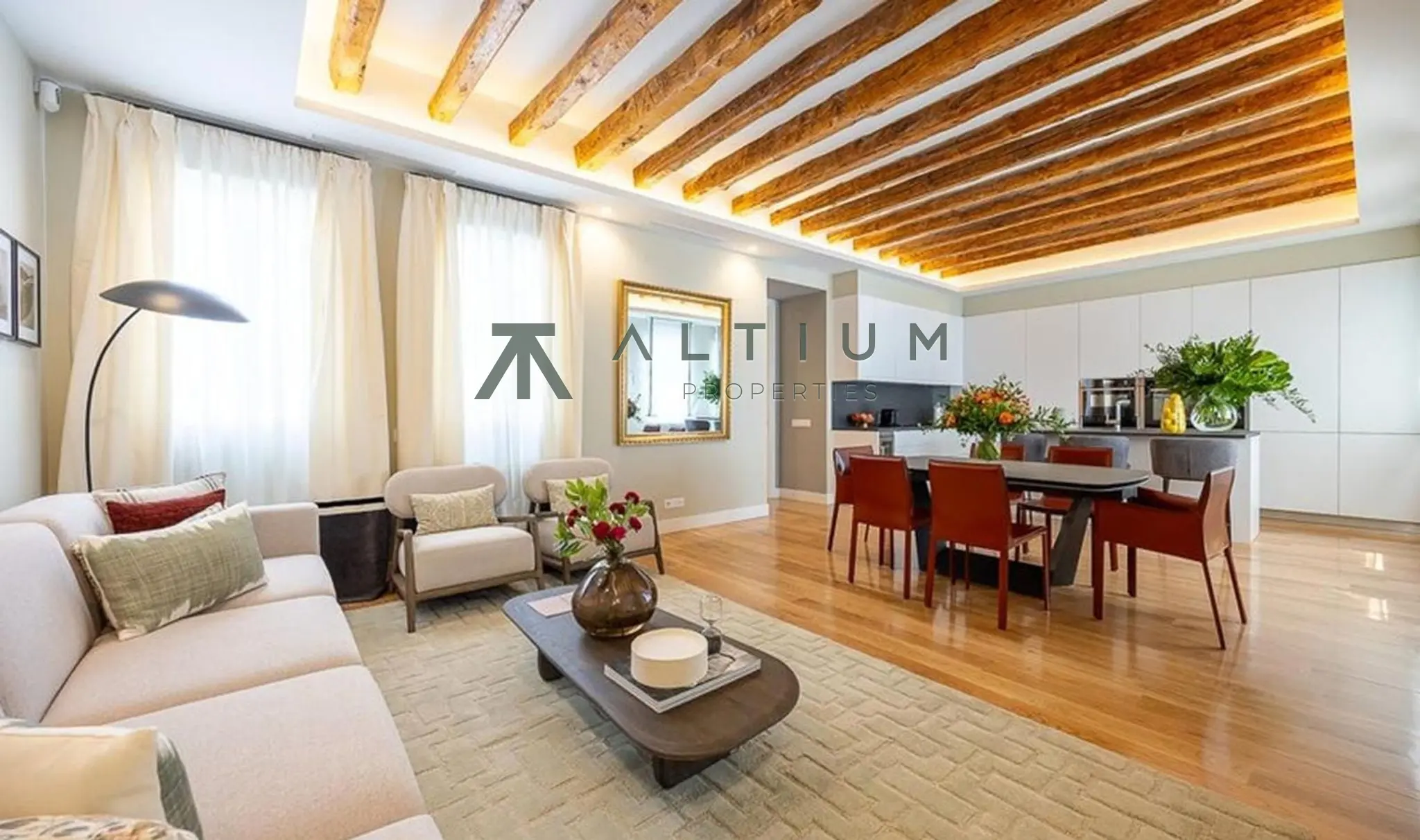 Atico de 3 dormitorios y 194 m2 en Barrio de Salamanca - Recoletos en venta — Techos altos y carácter clásico en Recoletos