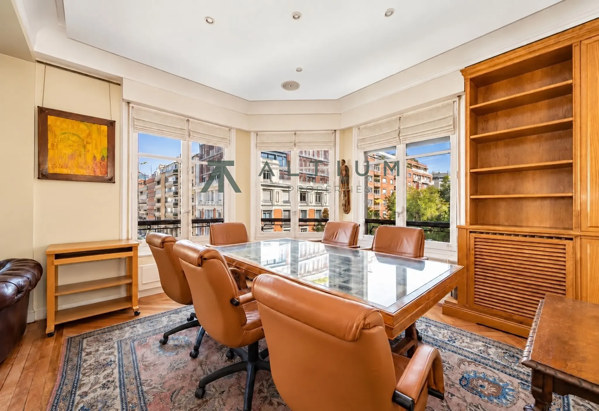 Esquina, miradores y vidrieras en una gran vivienda de Castellana