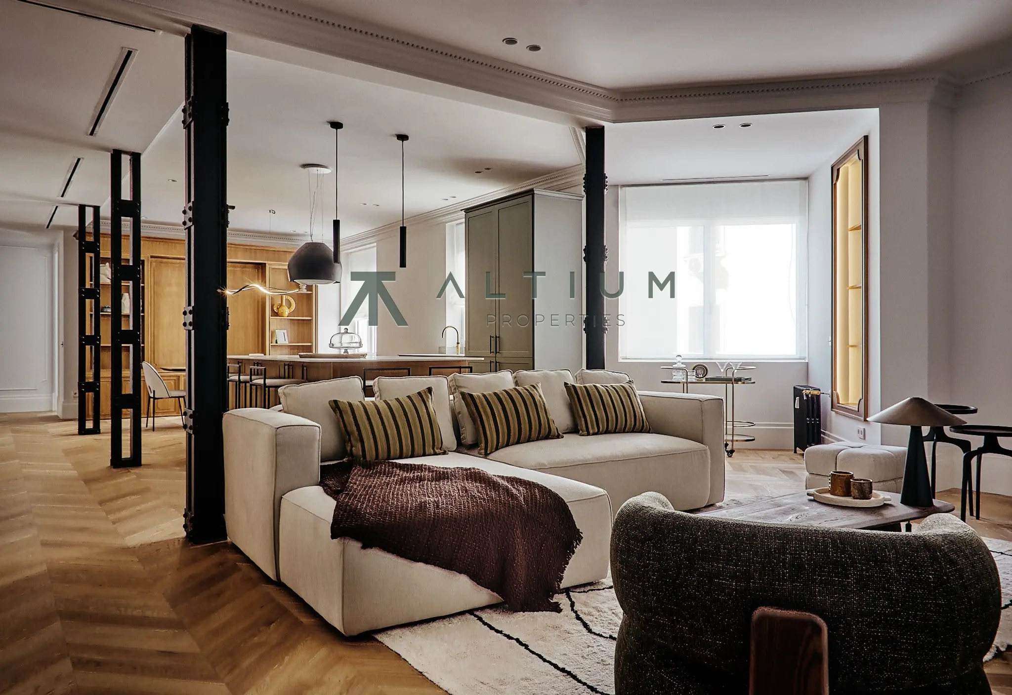 A fireplace, bay window and four bedrooms in Salamanca
