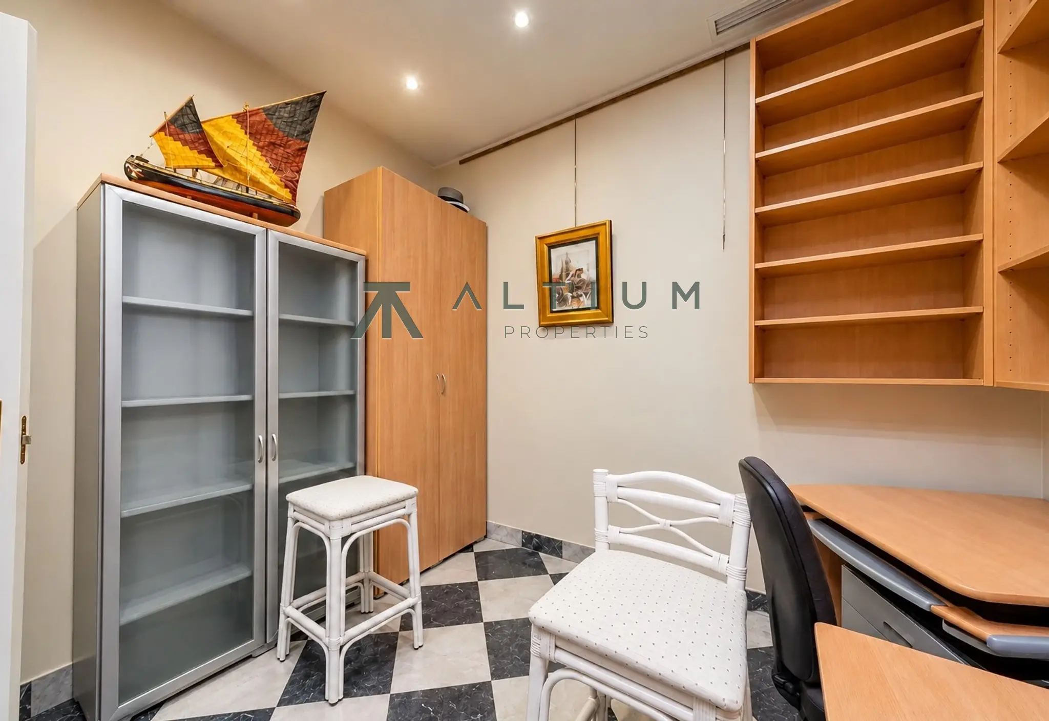 Esquina, miradores y vidrieras en una gran vivienda de Castellana