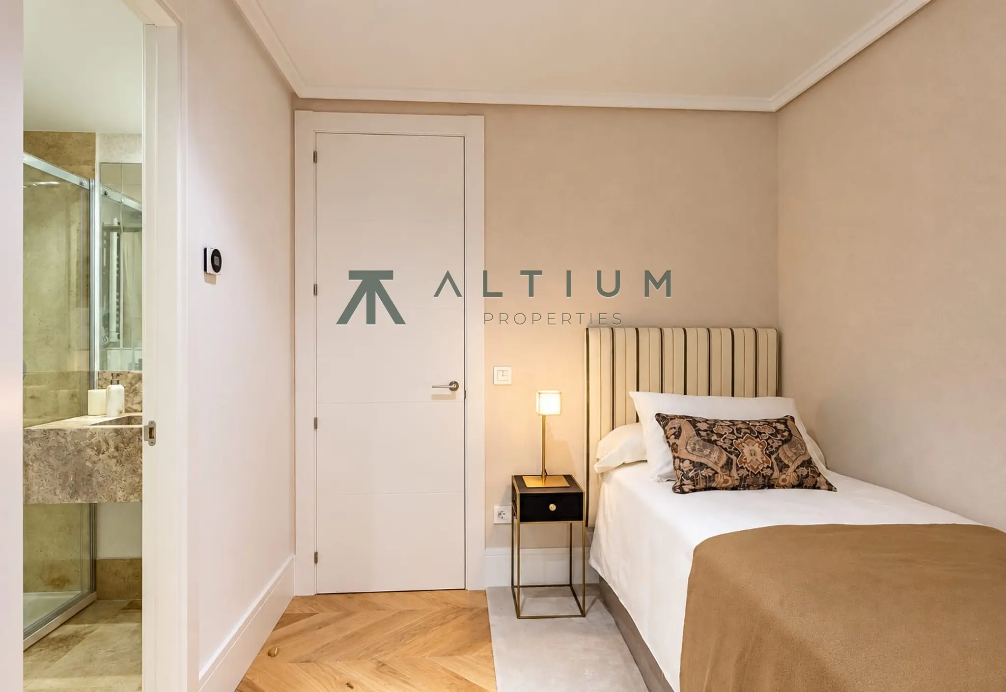 Tres suites, cocina flexible y dos plazas de garaje en Castellana