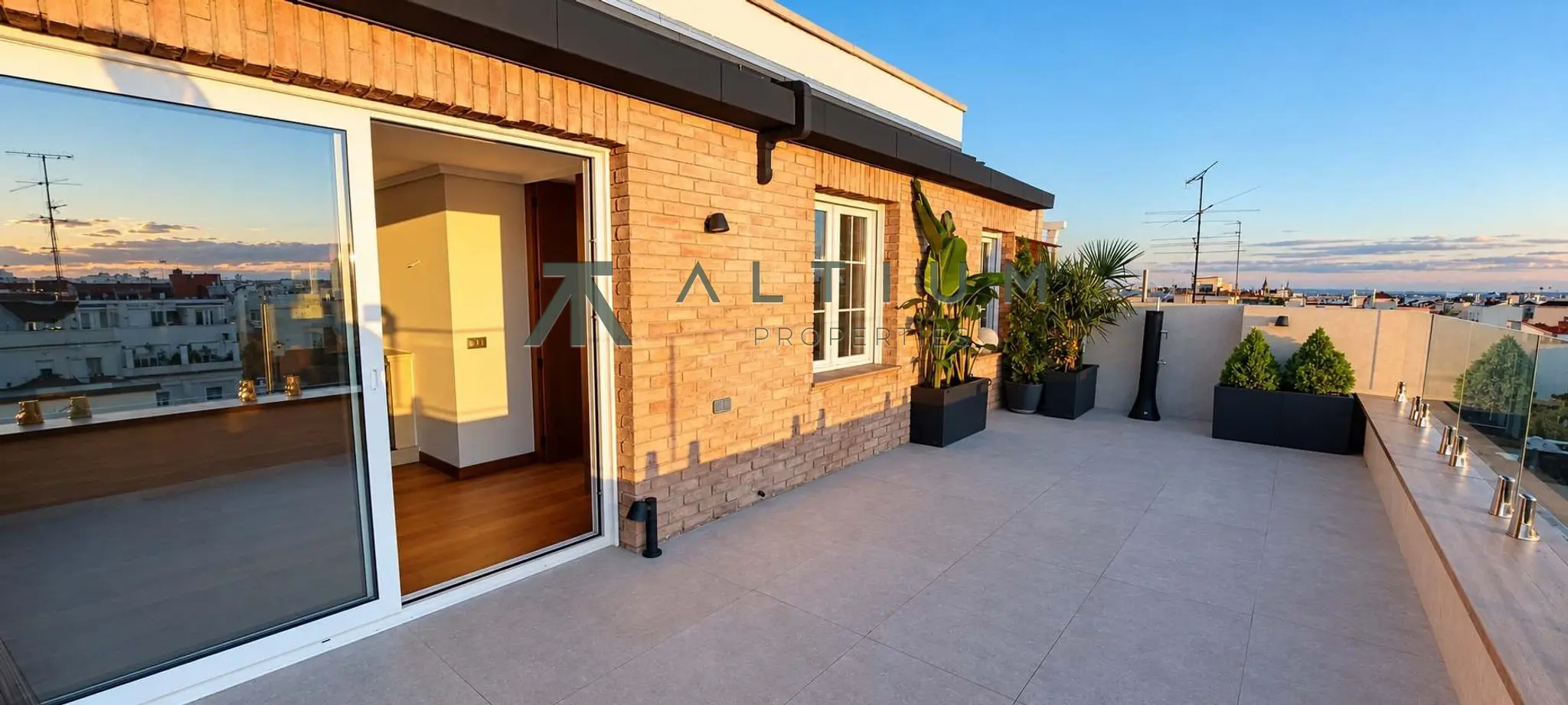 Luz de este a oeste y una terraza que abraza la vivienda