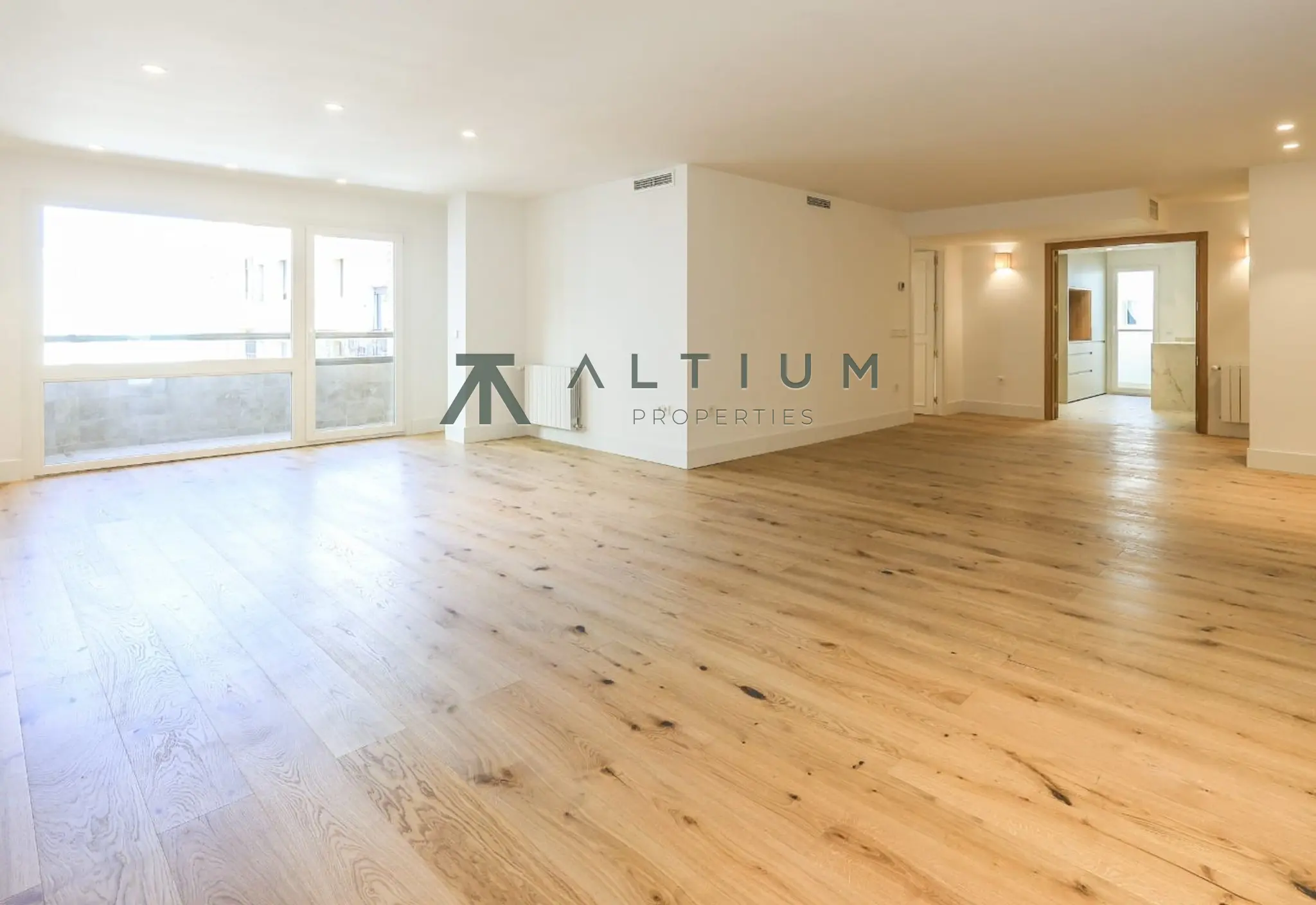 Piso de 4 dormitorios y 196 m2 en Moncloa Aravaca - Argüelles en venta — Una sexta planta luminosa con garaje en Argüelles