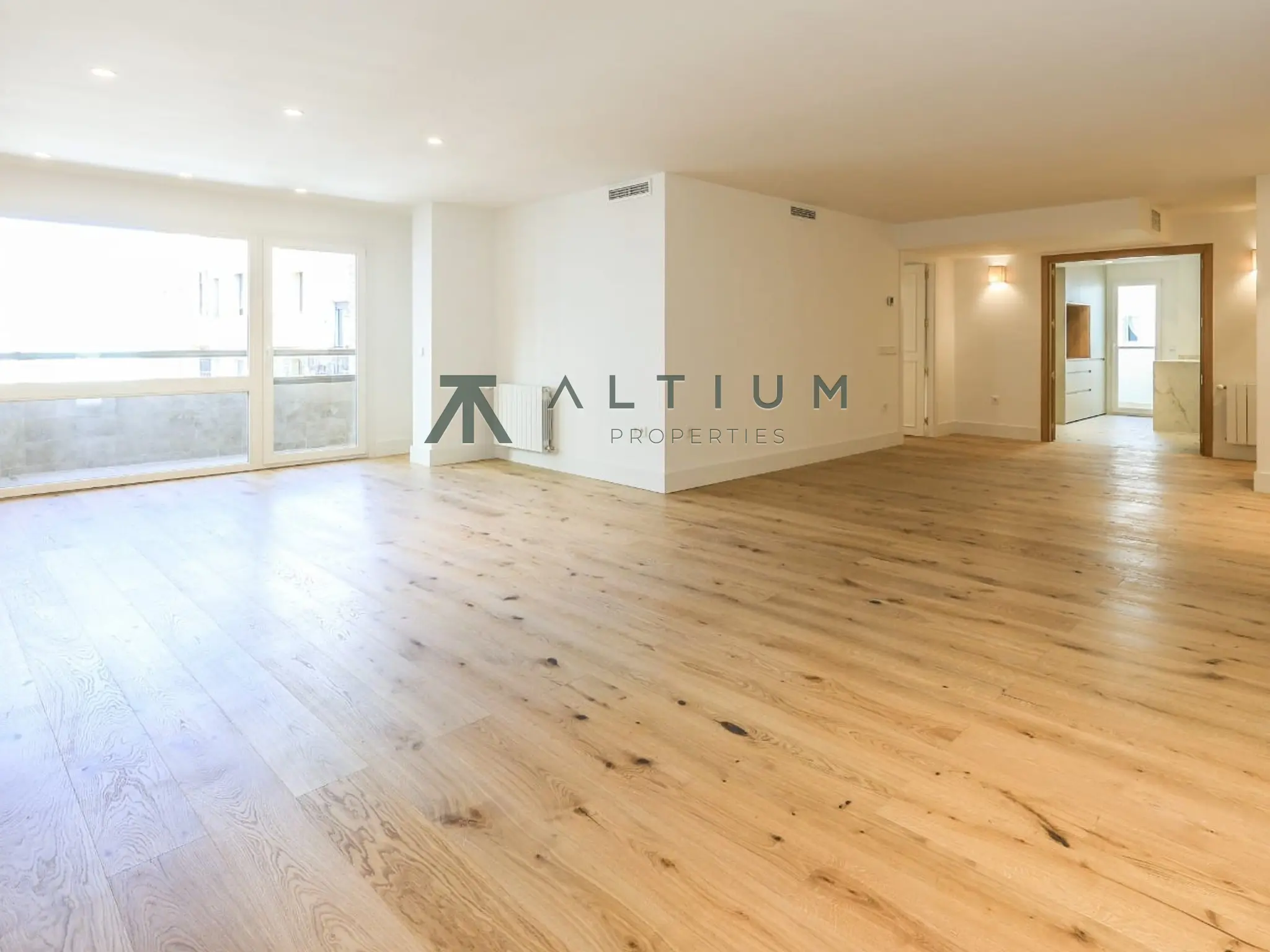 Piso de 4 dormitorios y 196 m2 en Moncloa Aravaca - Argüelles en venta — Una sexta planta luminosa con garaje en Argüelles