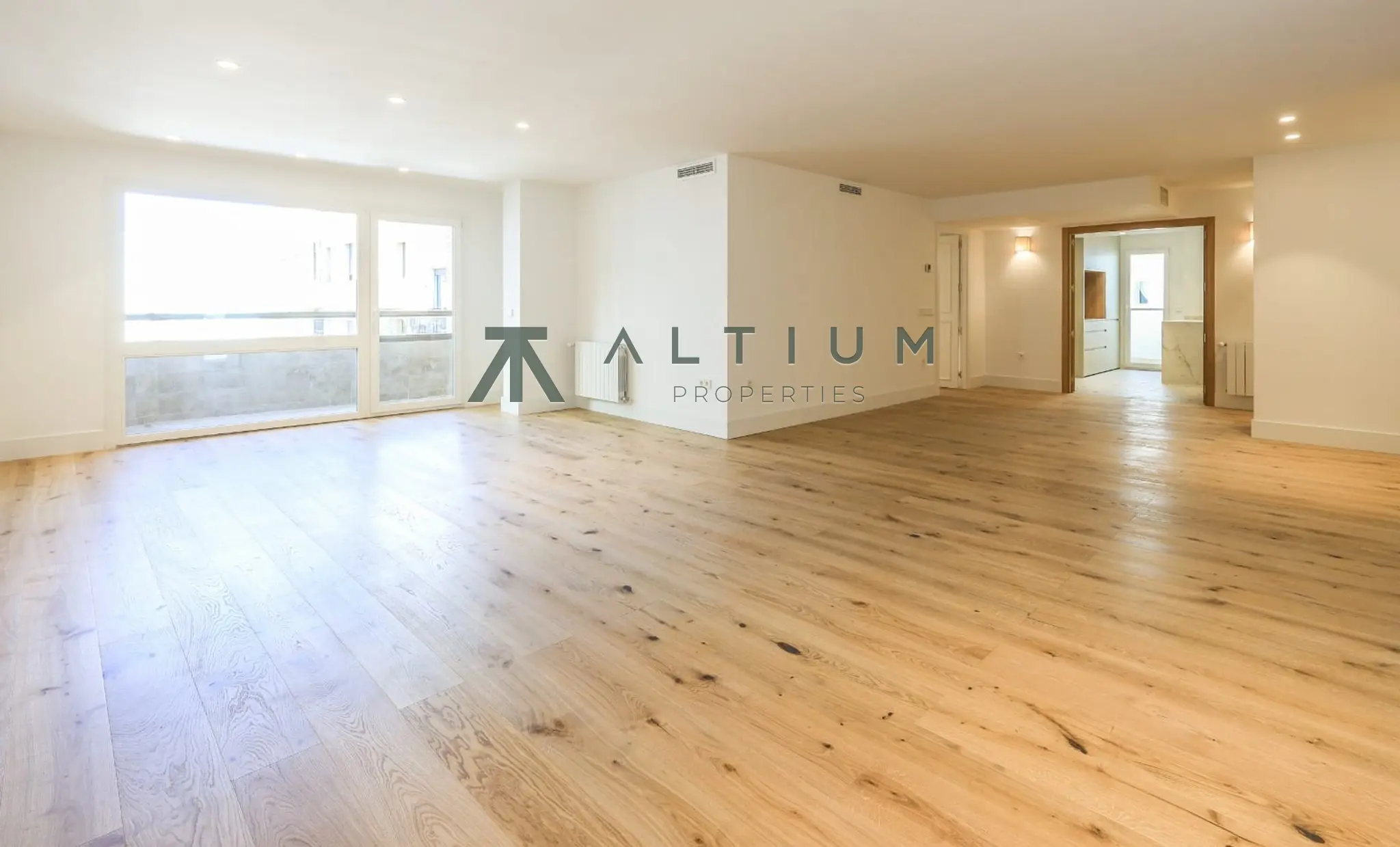 Piso de 4 dormitorios y 196 m2 en Moncloa Aravaca - Argüelles en venta — Una sexta planta luminosa con garaje en Argüelles