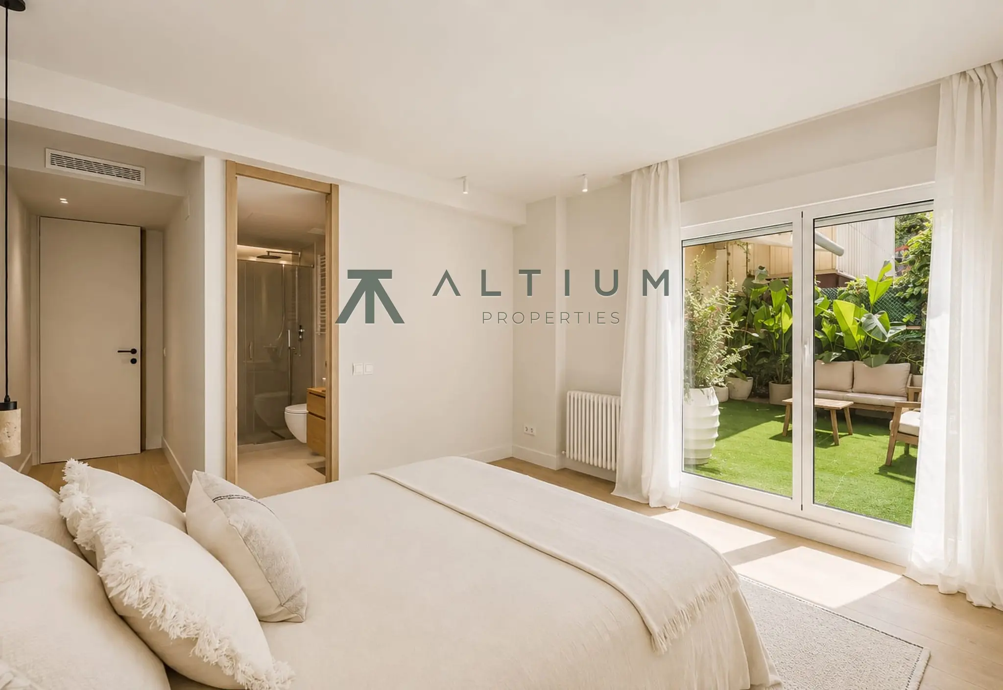 Jardín privado y cuatro suites en una vivienda reformada