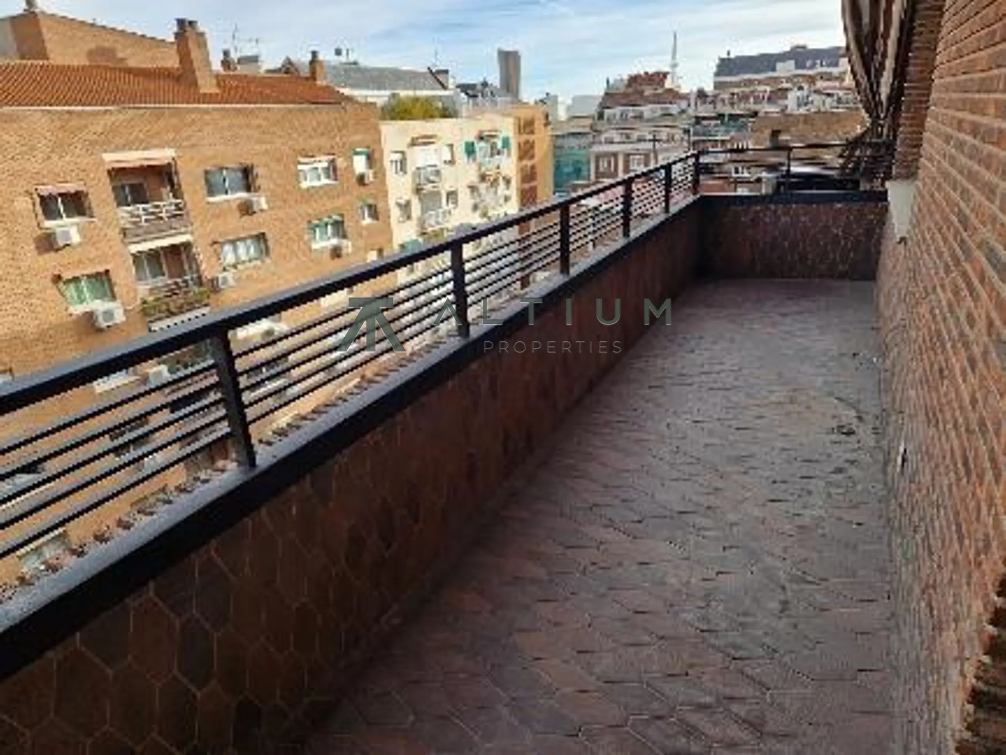 Terraza, luz de mañana y calma interior