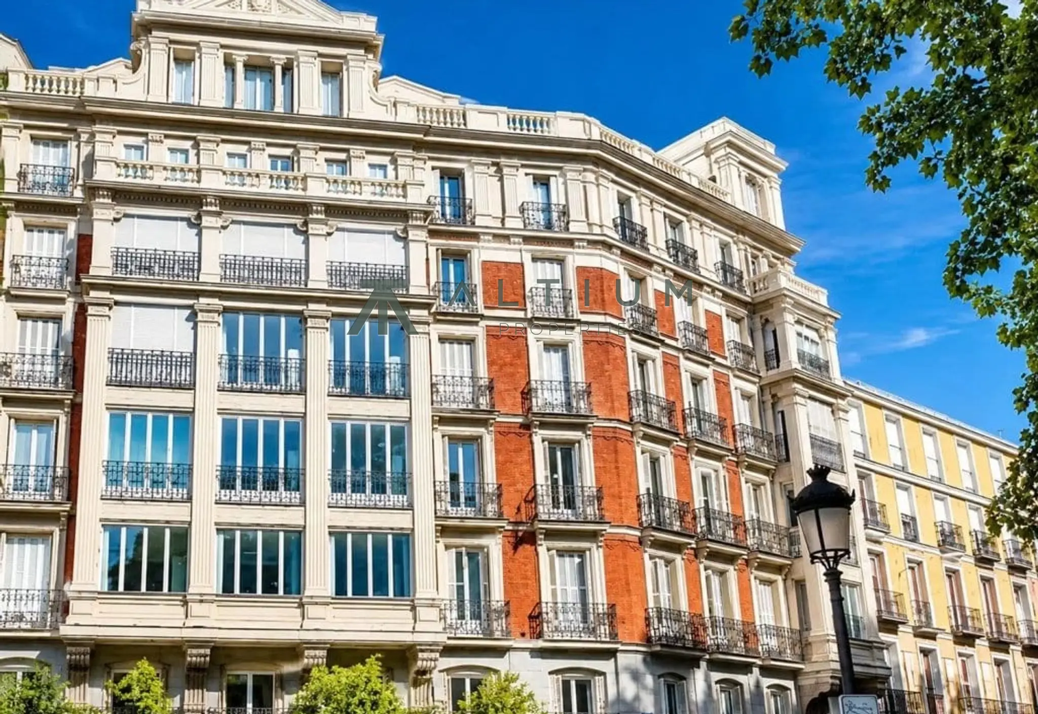 Cuatro balcones frente a la Plaza de las Salesas