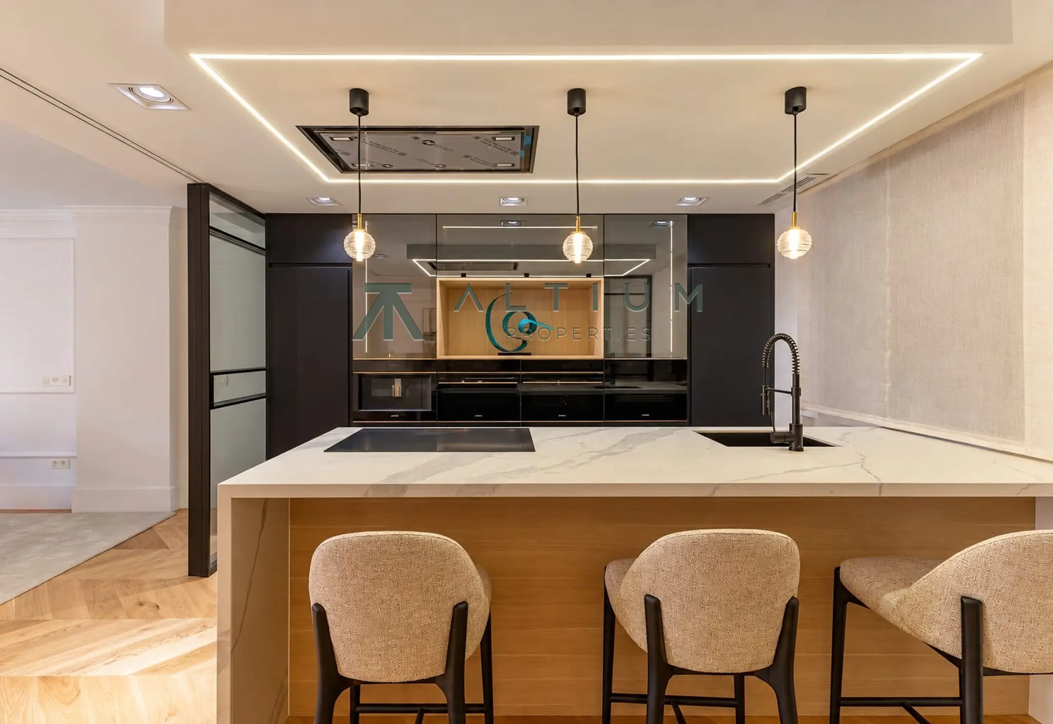 Tres suites, cocina flexible y dos plazas de garaje en Castellana
