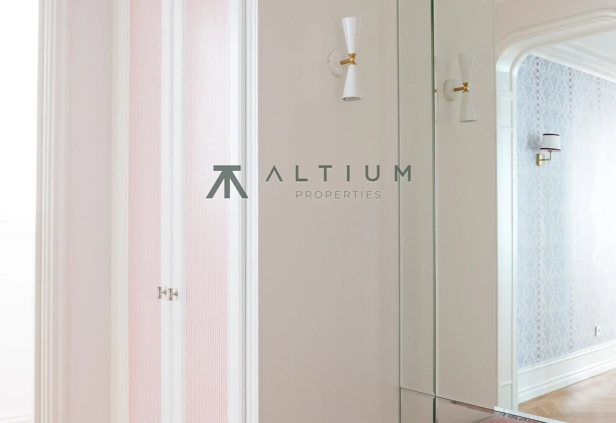 Luz sur y balcón en una gran vivienda de Almagro