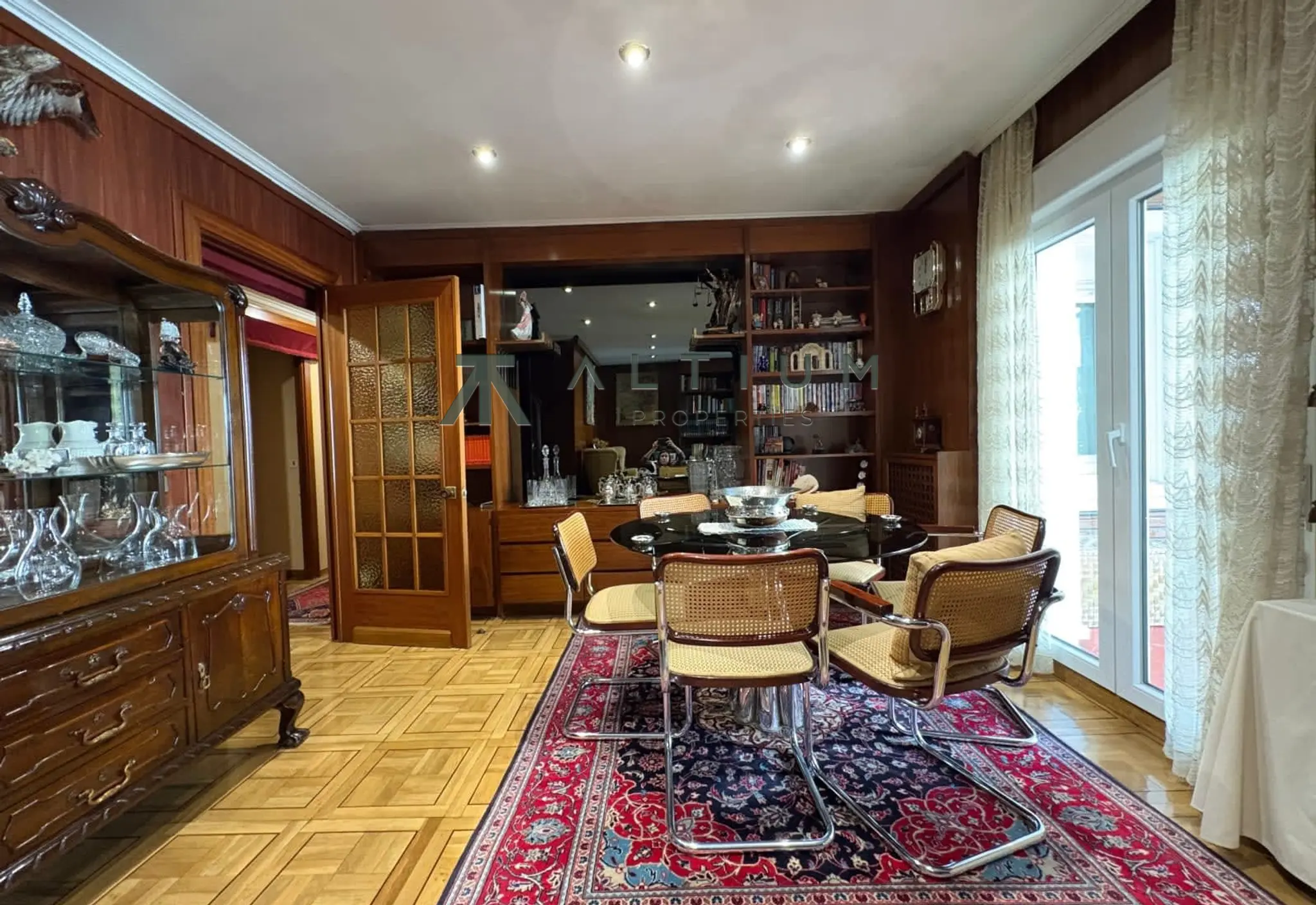 Terraza, boiserie y espiga en una tercera planta de Salamanca